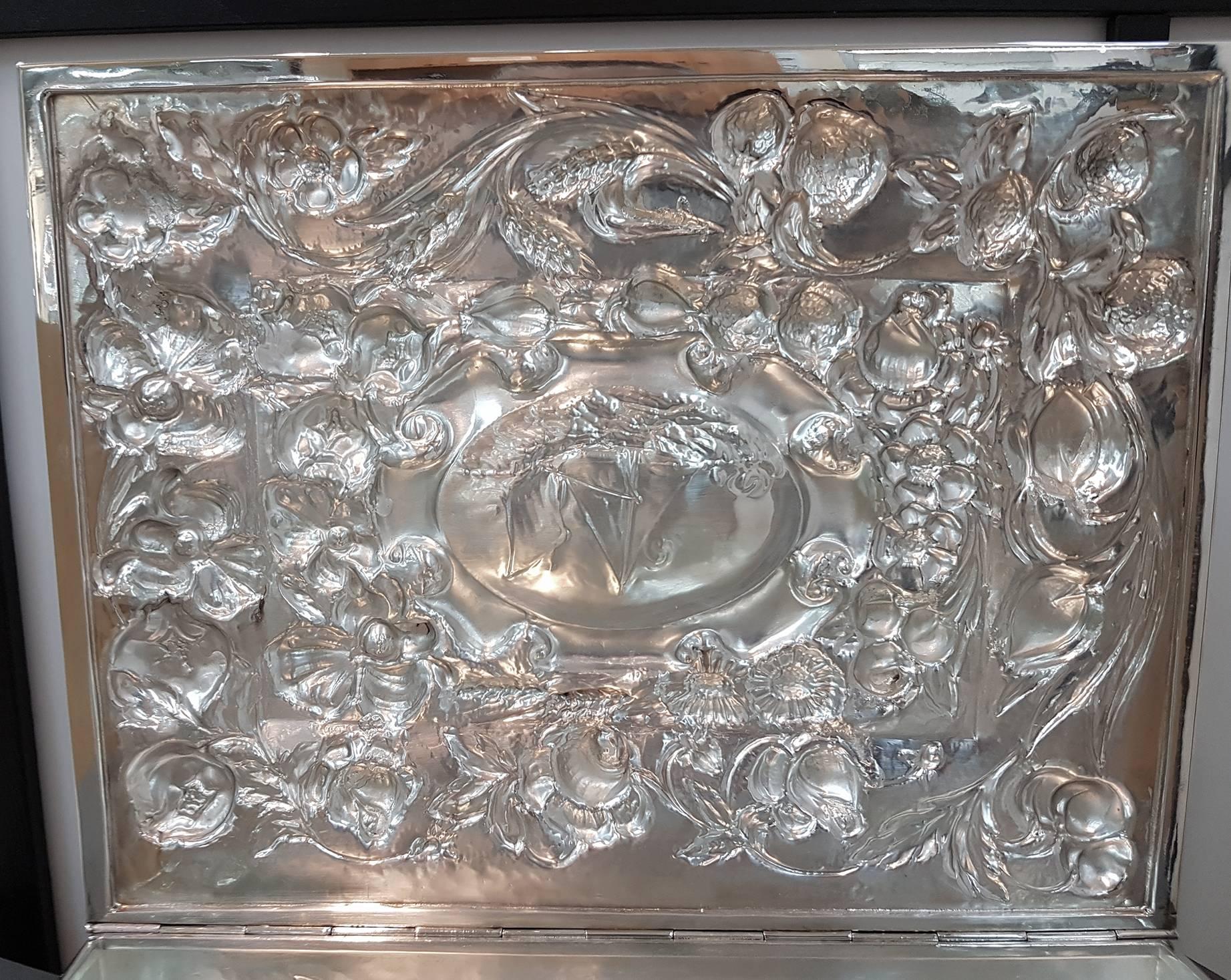 20th Century Italian Solid Silver Table SHIP Box embossed completely by hand For Sale 4