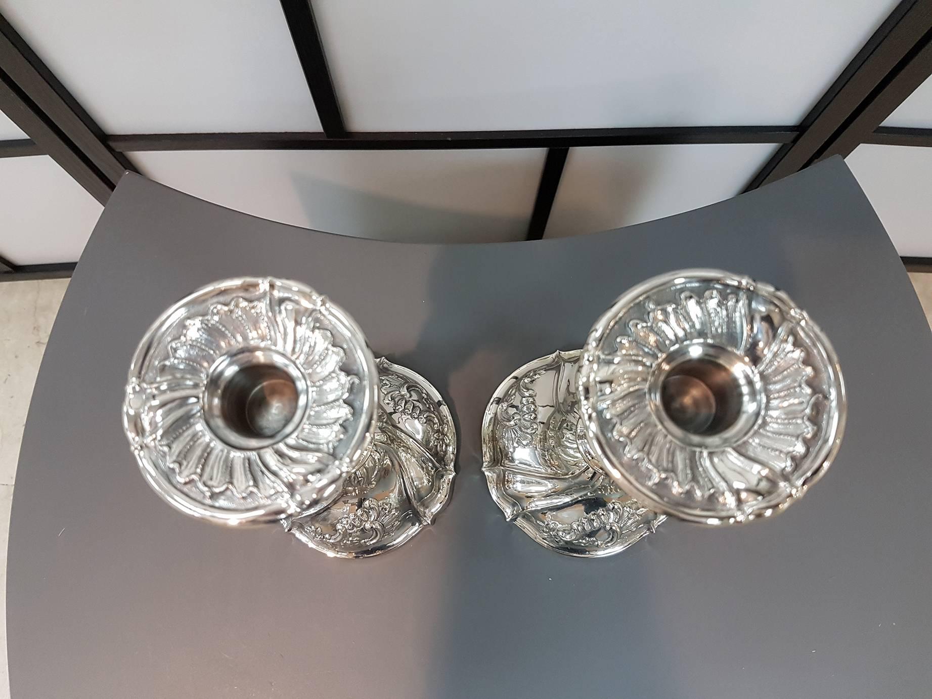 Pareja de candelabros de plata 800 de estilo barroco genovés italiano.
El cuerpo trabajado en lámina de plata se repujó y grabó a mano
con volutas y flores
Medida: 820 gramos.