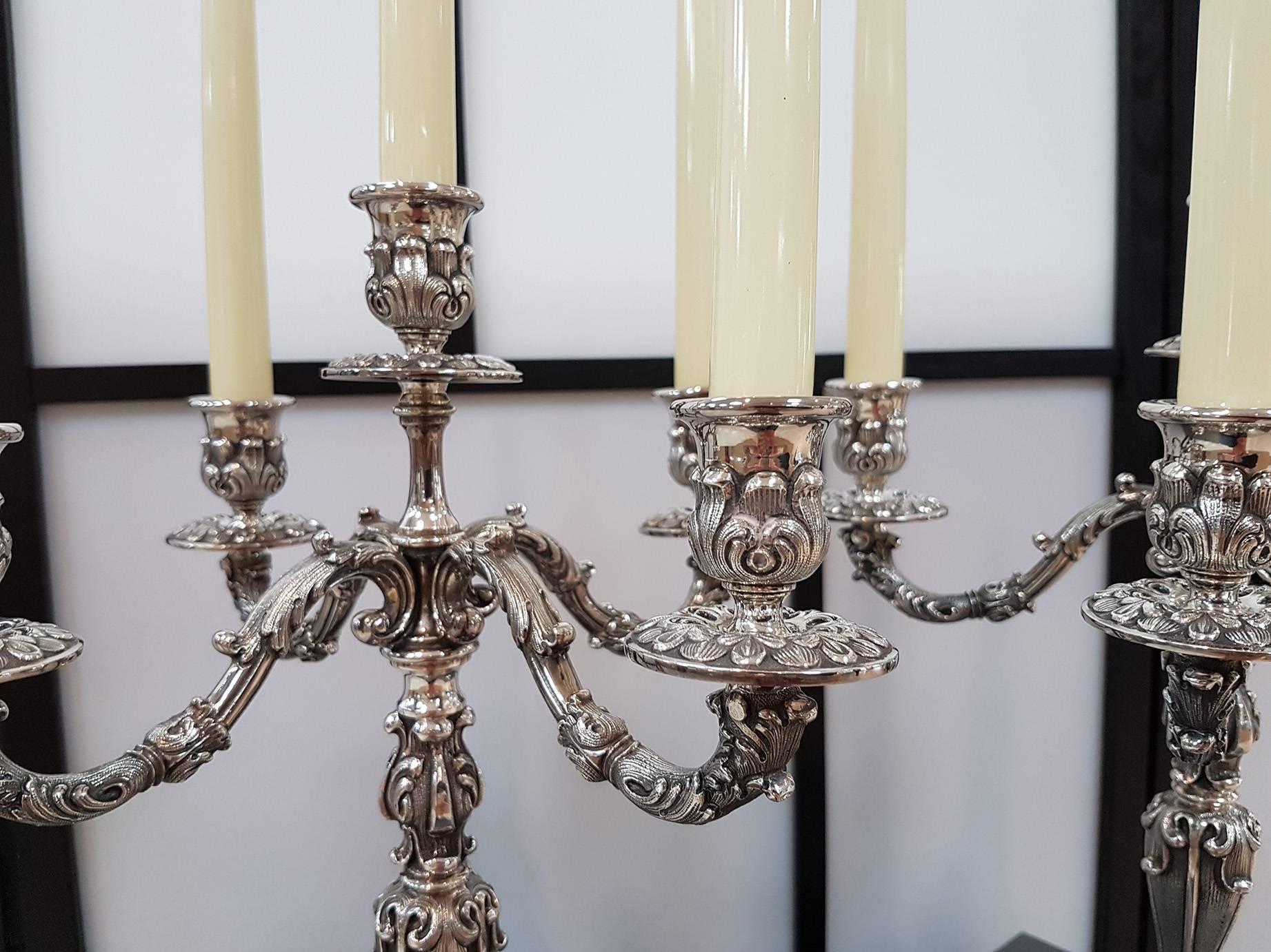Pr. de candélabres à cinq lumières de style Barocco revival italien. 
Ces chandeliers sont le résultat de l'excellence de l'artisanat italien
qui soigne à la perfection les détails et les équilibres de conception

5 300 grammes.