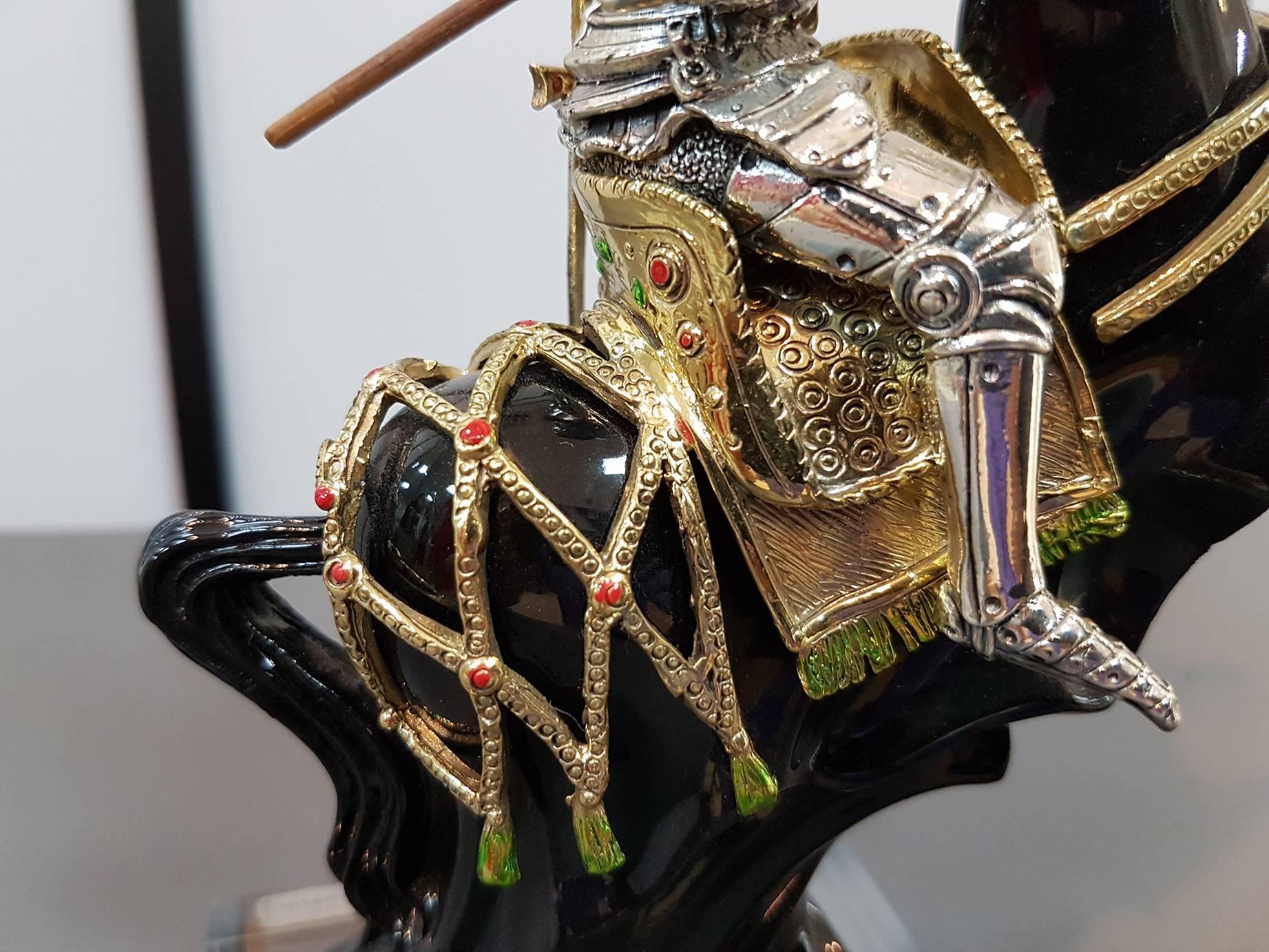 Gravé Armure de cheval et de cheval de cheval en argent sterling fabriquée en Italie, XXe siècle en vente