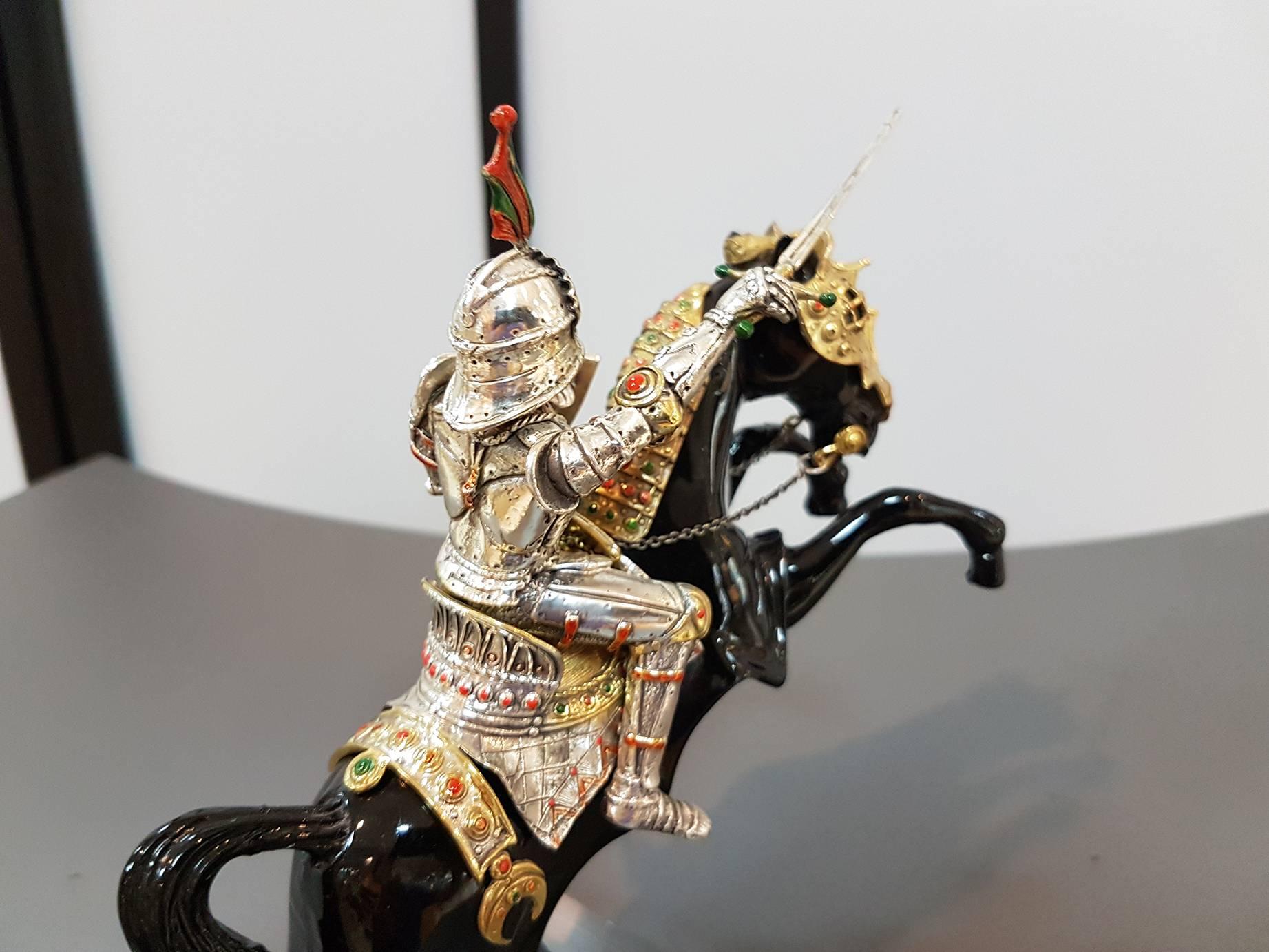 Cheval en résine laquée noire avec une armure en argent sterling avec chevalier russe du XIVe siècle en armure en argent sterling avec des détails dorés et émaillés.
