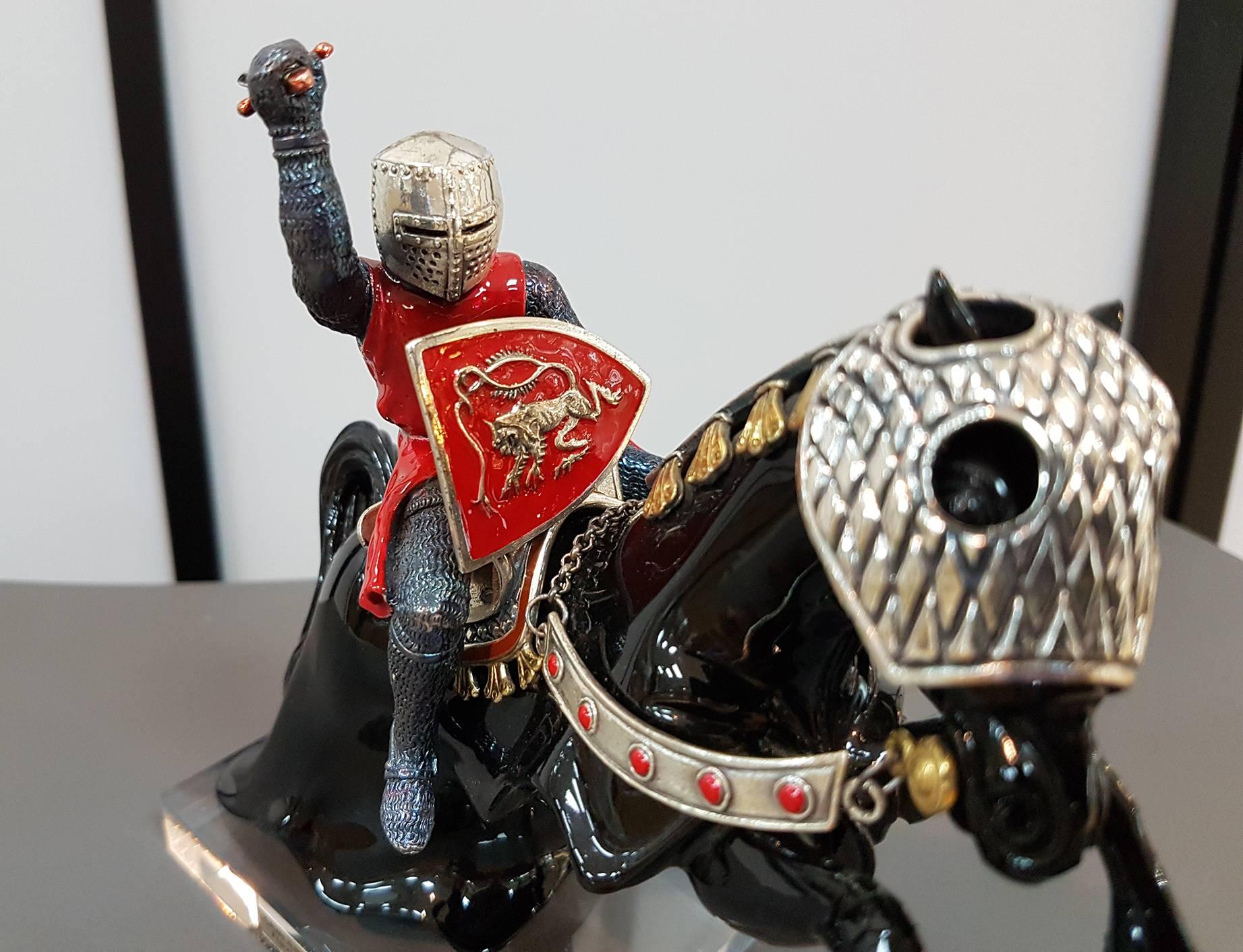 Horse in black lacquered resin with a sterling silver armor with French 13th century Knight in sterling silver armor with golden and enamelled details
376 grams of sterling silver.