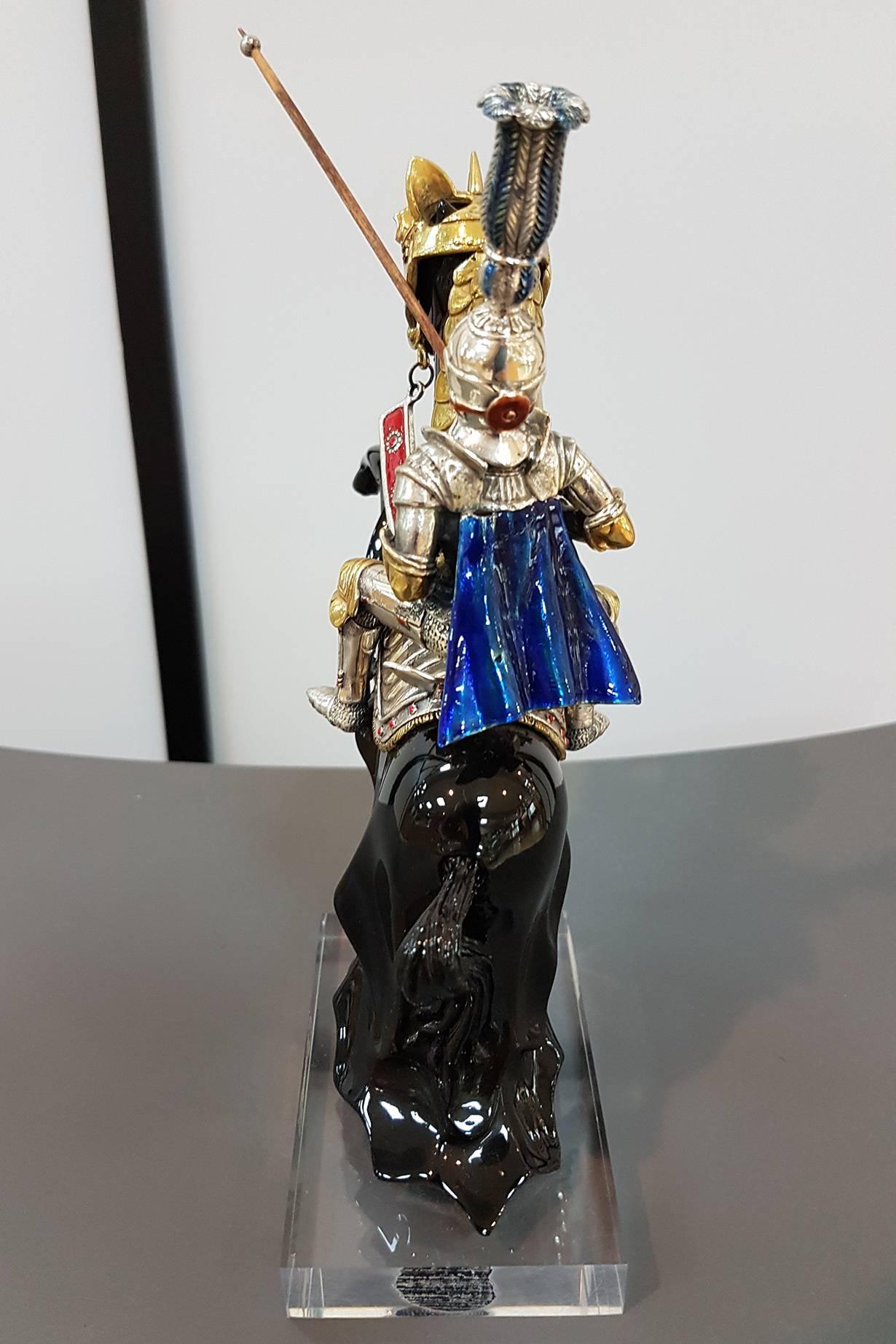 Horse in black lacquered resin with a sterling silver armor with Italian 15th century Knight in sterling silver armor with golden and enamelled details

365 grams of sterling silver.