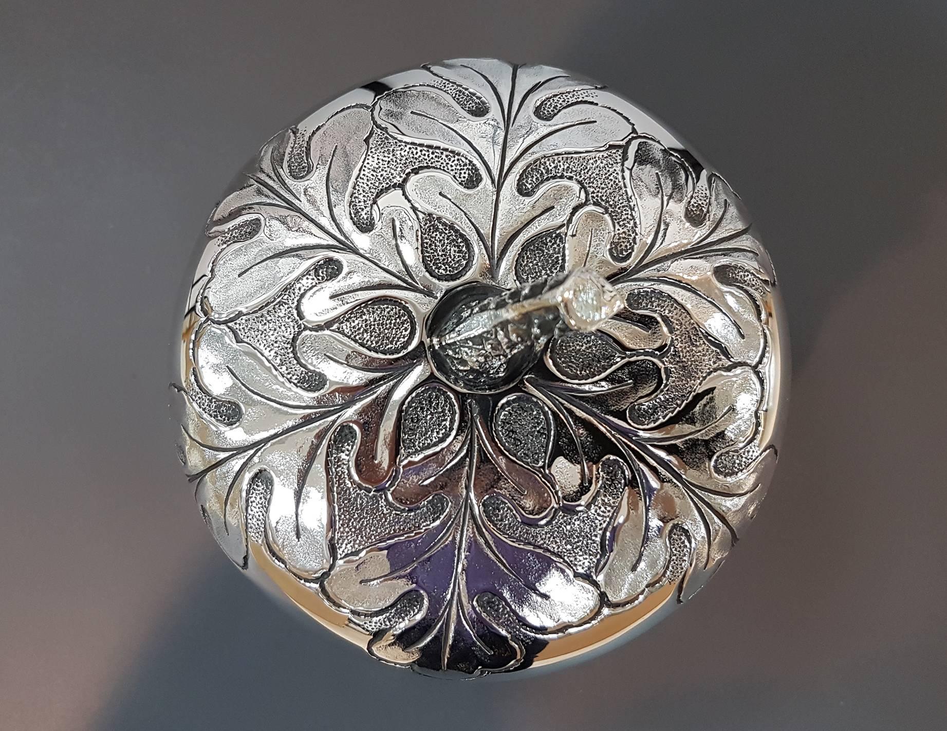 Decorative acorn-shaped 800 solid silver box.
The body of the box is round and has been embossed and chiseled with the typical grain of the acorn.
The lid, larger than the body, perfectly follows the domed shape of the oak fruit.
The knob is cast