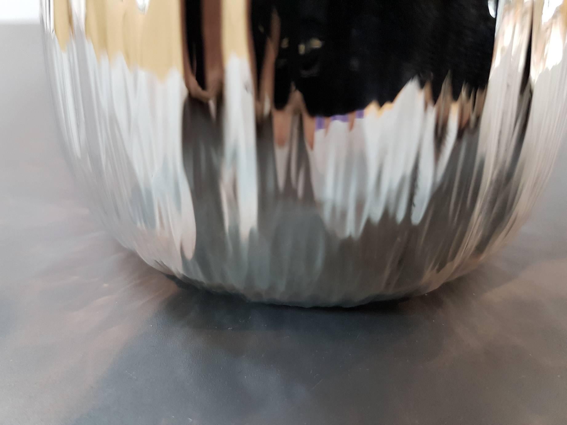 Scatola d'argento italiana a forma di mushroon del XX secolo. Embosse e cesellate a mano In condizioni ottime in vendita a VALENZA, IT
