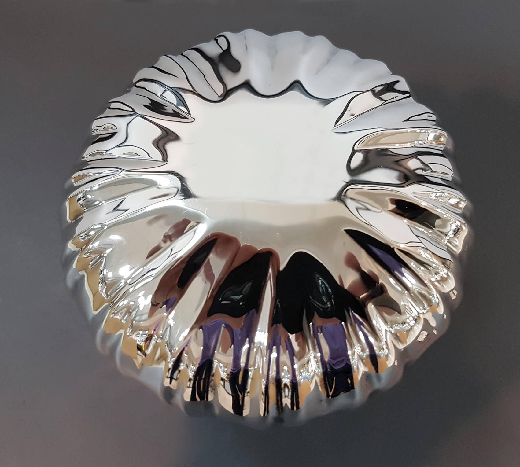 Metà XX secolo Scatola d'argento italiana a forma di mushroon del XX secolo. Embosse e cesellate a mano in vendita