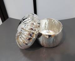 Boîte italienne du 20ème siècle en forme de champignon. Enbossé et ciselé à la main