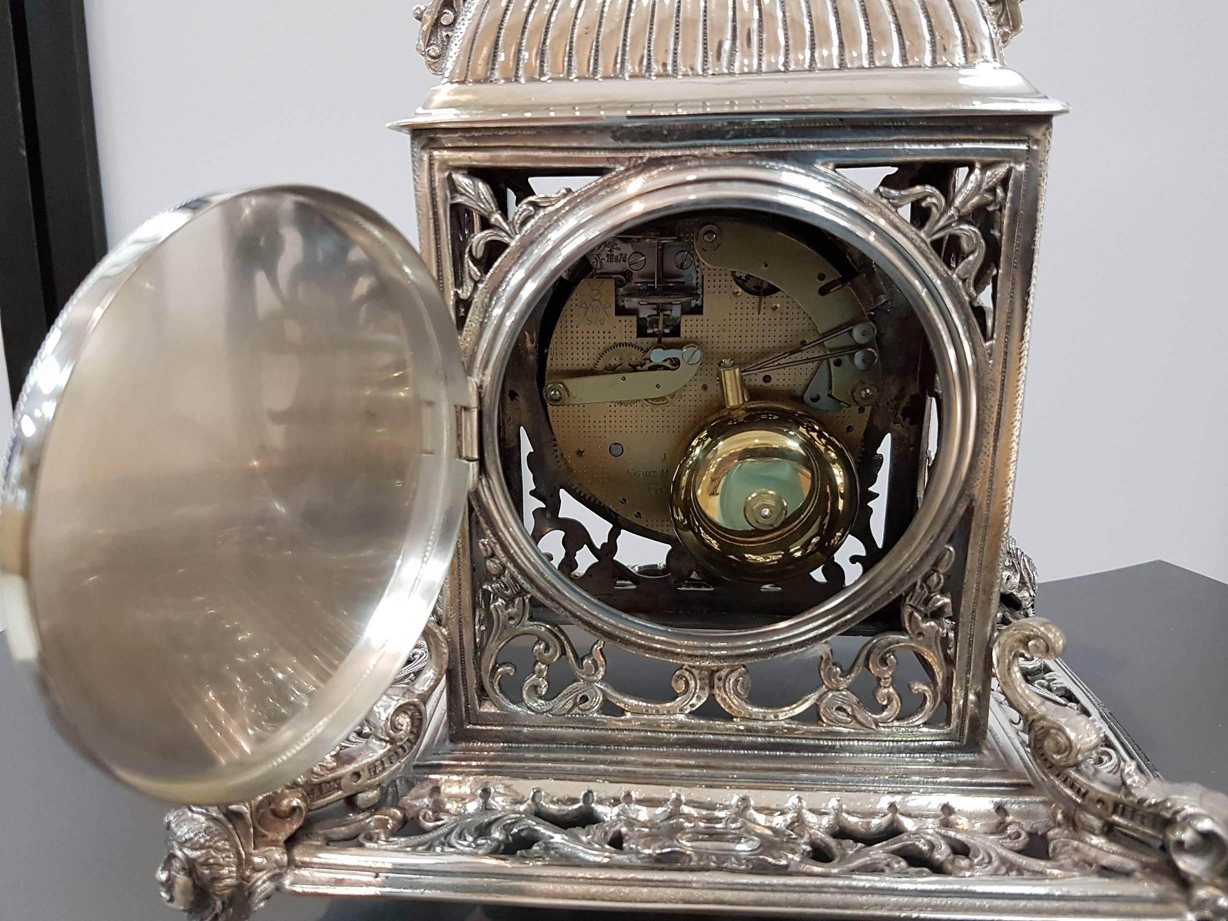 Gravé Horloge de table gothique italienne du 20e siècle, en argent. Coulée et ciseau en vente