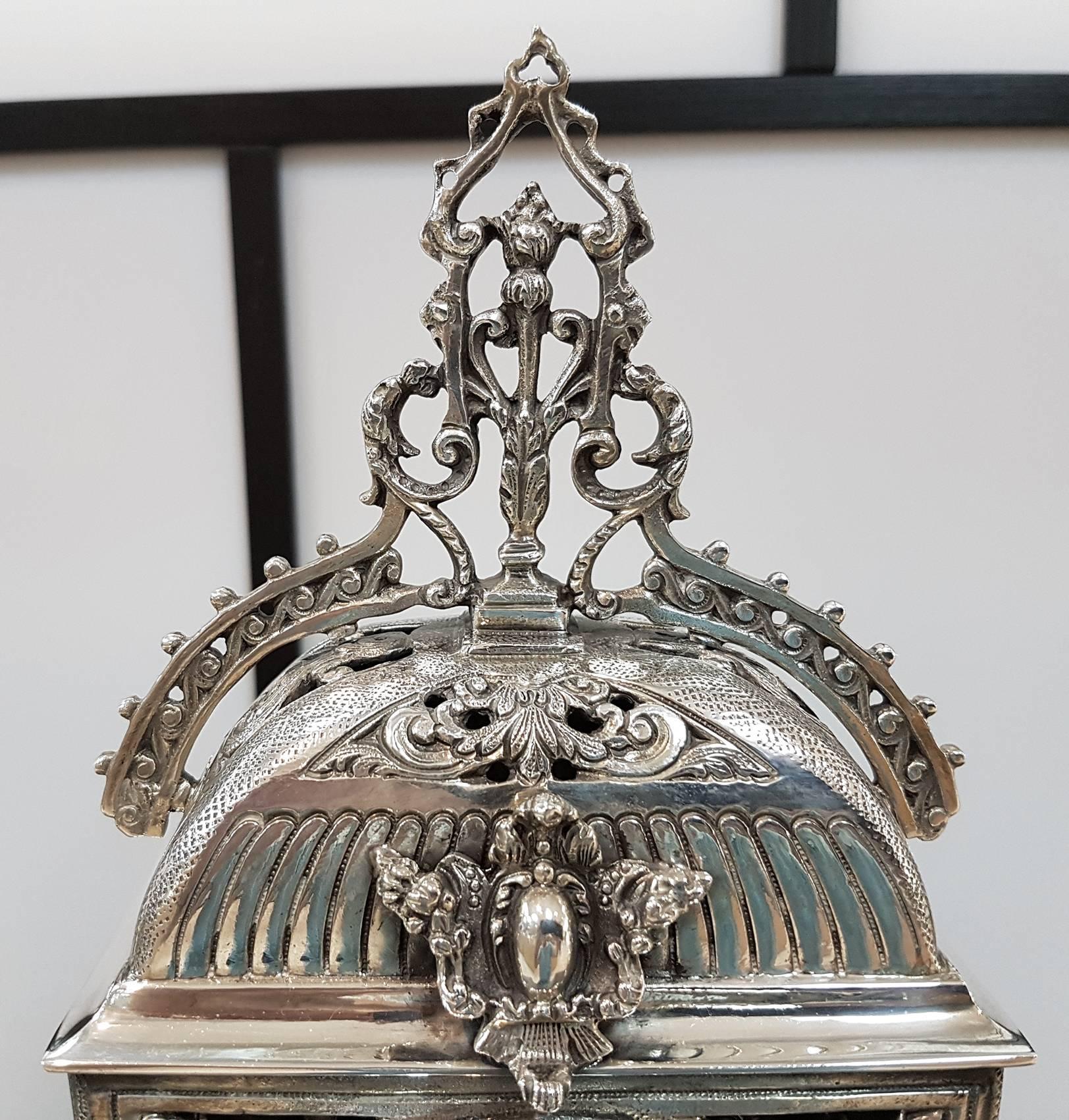 Horloge de table gothique italienne du 20e siècle, en argent. Coulée et ciseau en vente 1