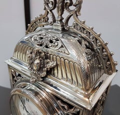 Orologio da tavolo gotico in argento del XX secolo. Colata e scalpello