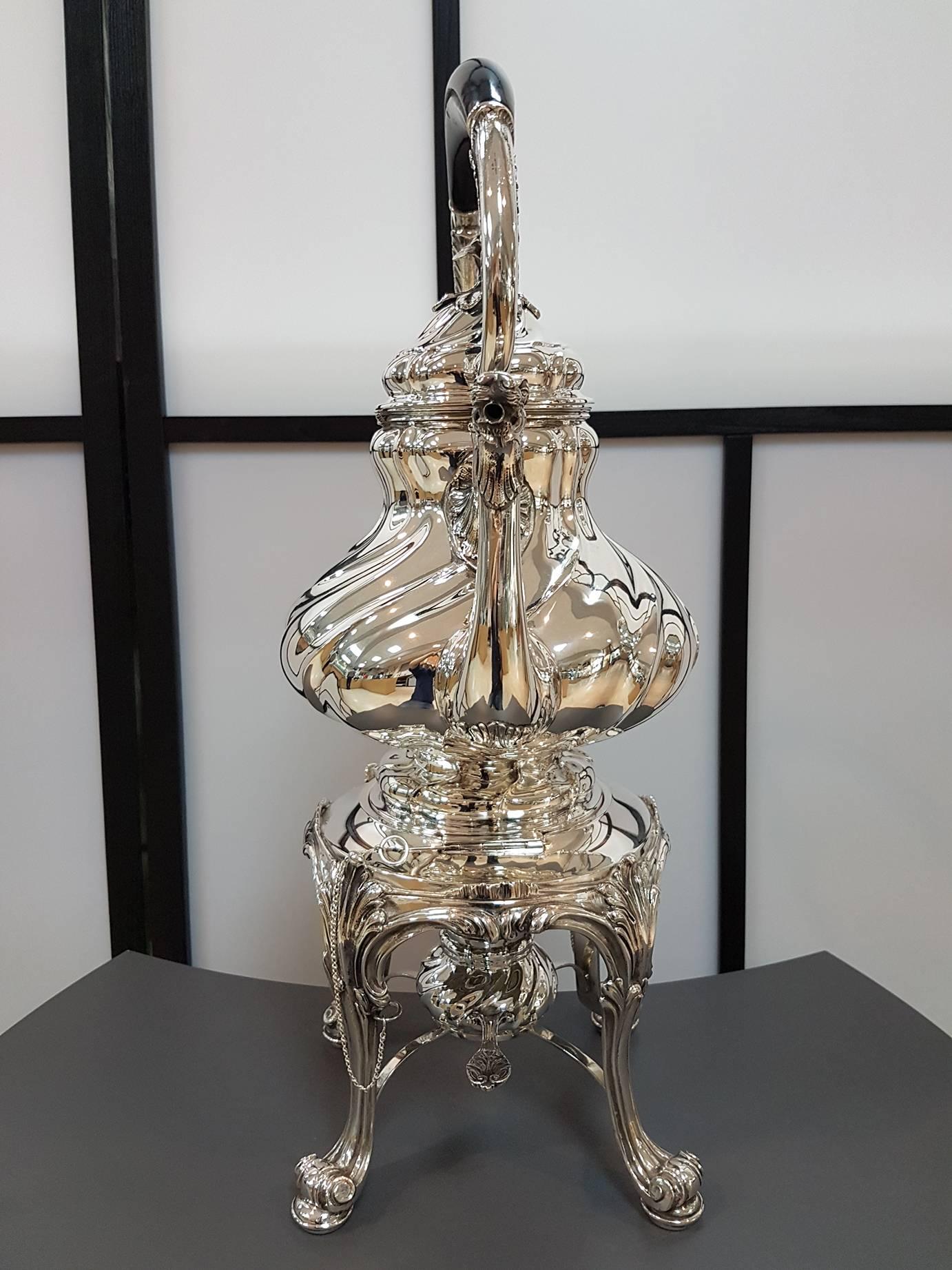 Samovar in Baroque style torchon in silver 800.
Made in Milan, circa 1935.
The duty marks, very clear, are of fascist times
Measure: 3,002 grams.