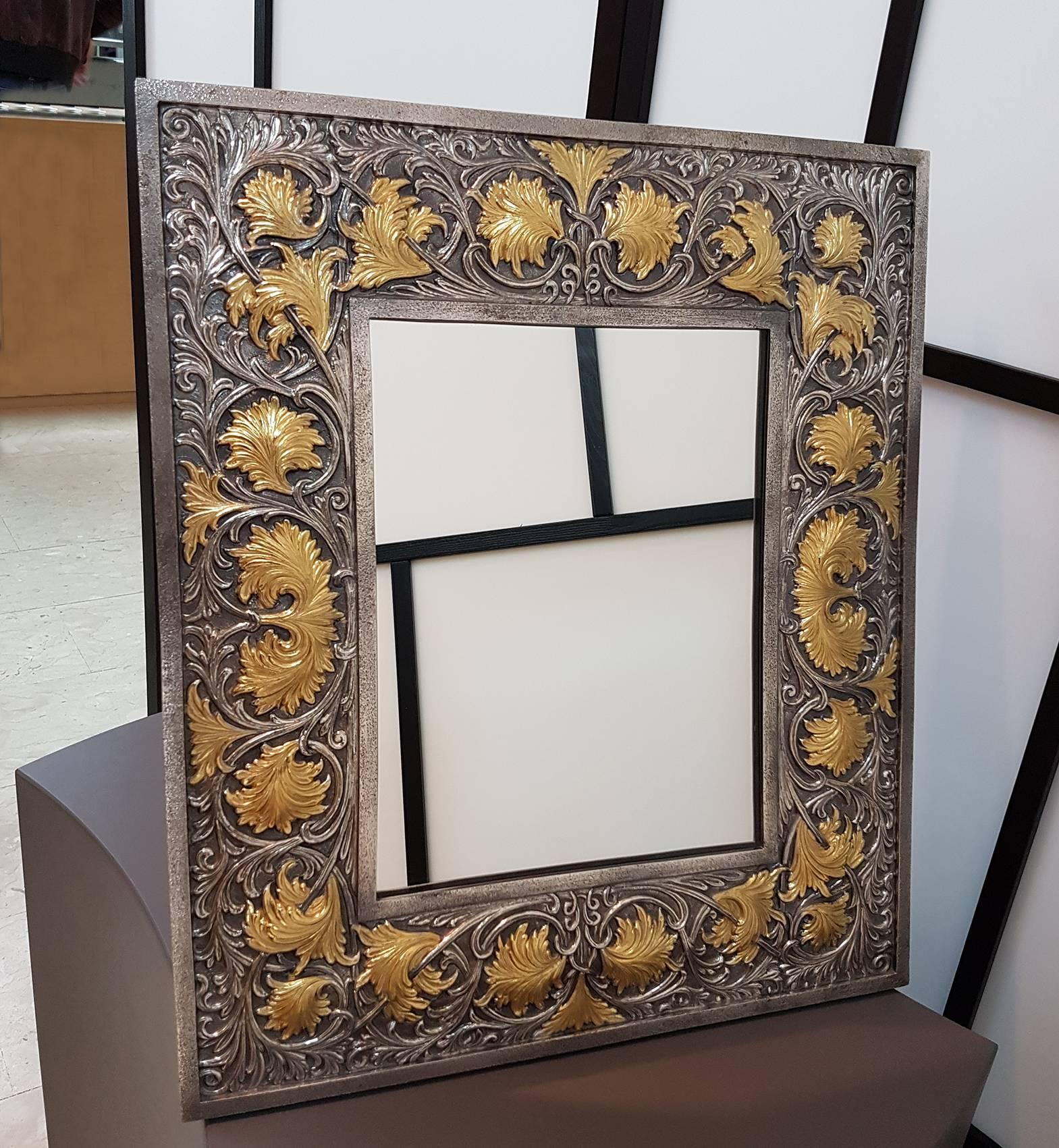 Miroir de table rectangulaire en argent sterling.
Le miroir est orné de feuilles et de volutes avec une finition dorée et brunie
Mesure : 2 500 grammes.
