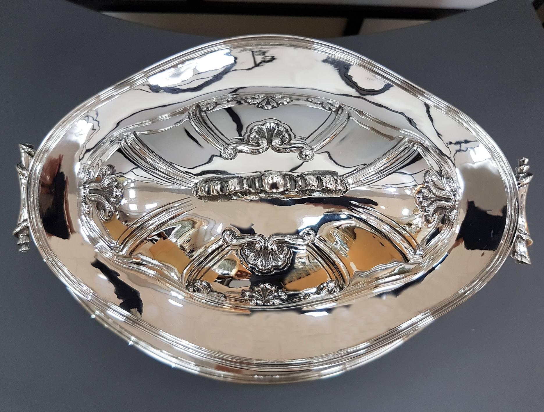 Oval tureen in Strerling Silver, baroque style with handles and feet made of cast.
The tureen is embossed and chiseled with shells, typical of the Baroque style.
The dish is shaped following the shape and design of the tureen. 
3080 grams
Tray cm.