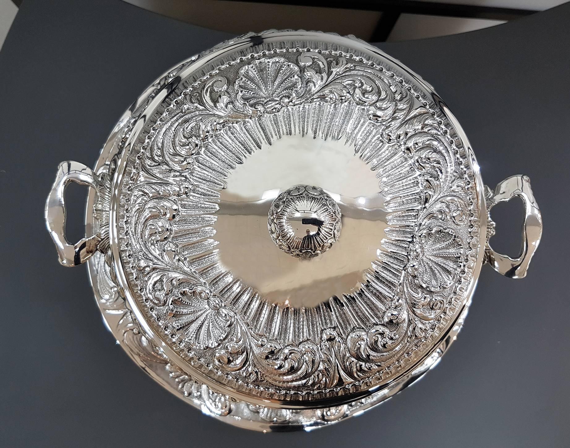 20th Century Italian Stering Silver Baroque revival round Tureen plus dish In Excellent Condition For Sale In VALENZA, IT