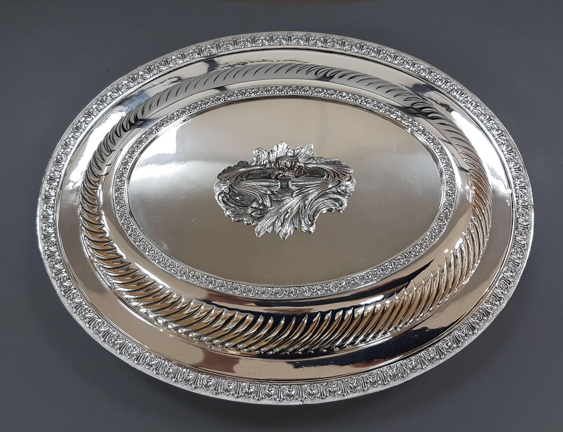 Oval Sterling SIlver Entree dish. 
It was completely hand-made, chiselled and rimmed with small leaves typical of the Renaissance style .
The handle is detachable to obtain 2 serving dishes.

