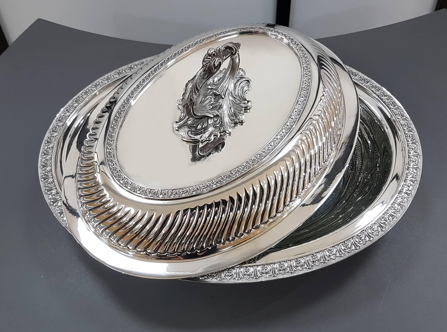 20th Century Italian Sterling Silver Ceased Oval Entree Dish  In Excellent Condition For Sale In VALENZA, IT