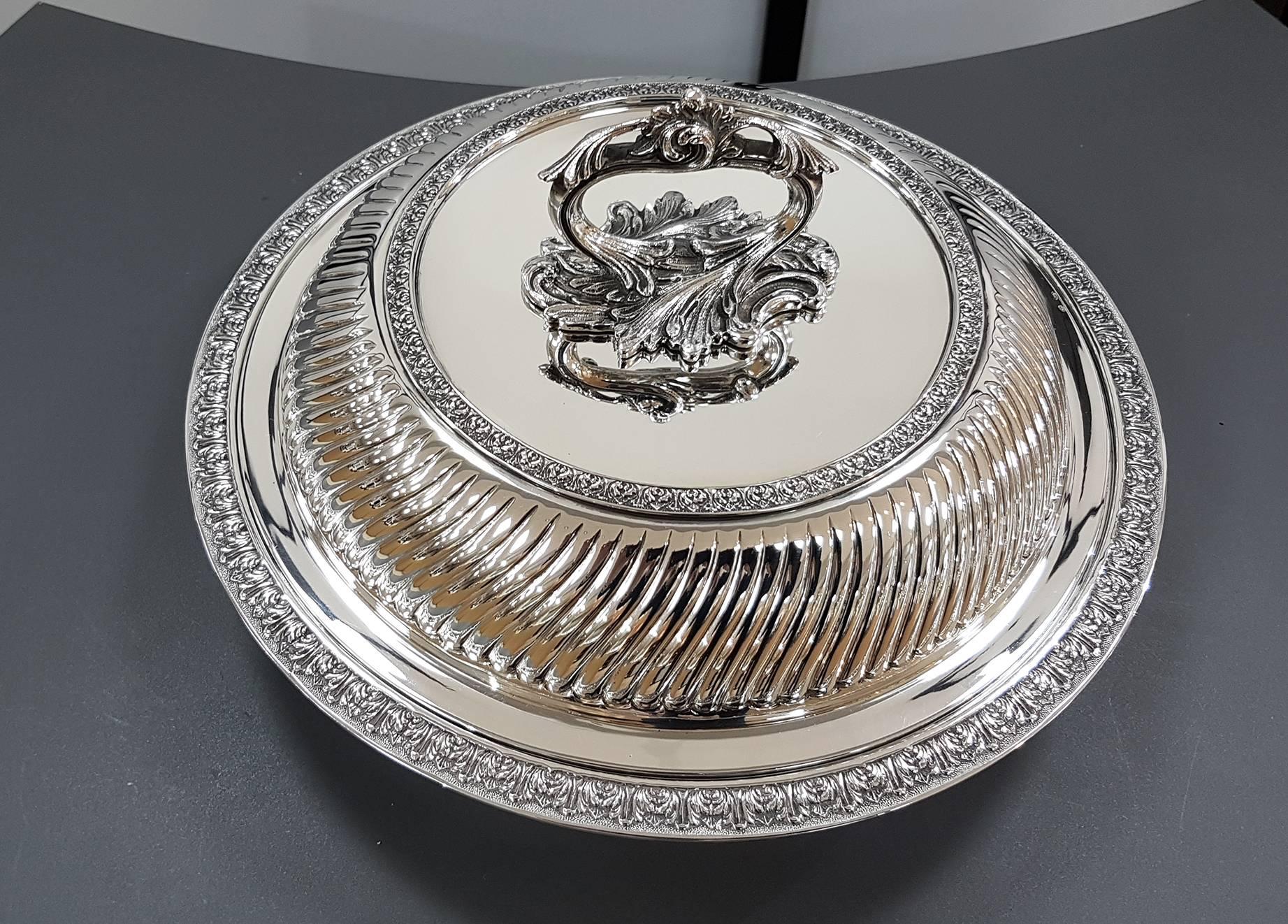 Plat d'entrée rond en argent sterling. 
Il était entièrement fait à la main, ciselé et bordé de petites feuilles typiques du style Renaissance .
Le manche est détachable pour obtenir 2 plats de service.

1 660 grammes