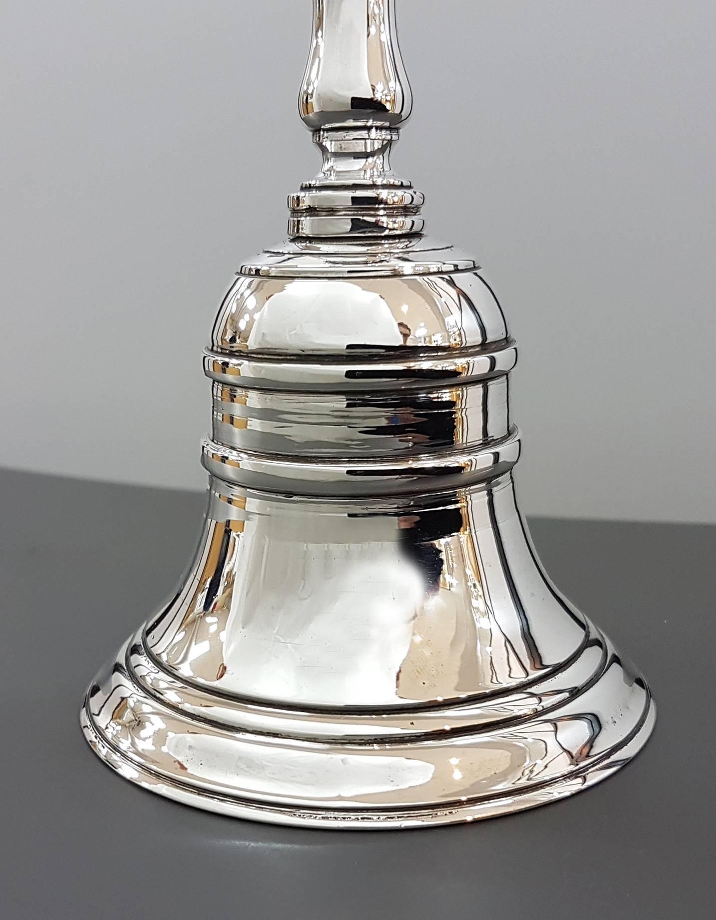 Table bell in sterling silver.
Made of cast and smooth finish with double lines
Shaped handle.

gr. 450.