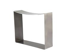 Tabouret ruban fabriqué avec un corps en laiton ou en acier inoxydable, siège moderne et minimaliste