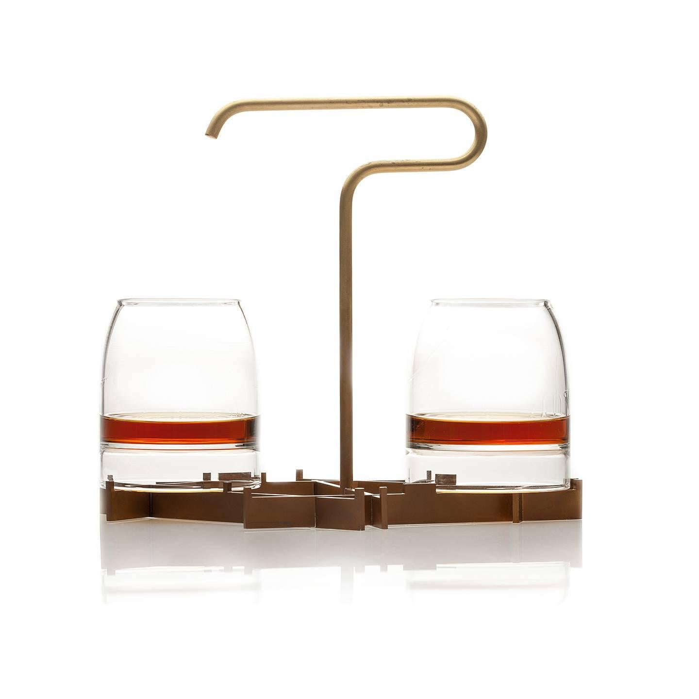 Inspired by the pleasures of Fine whisky, the rare presenter, by gentner design, elevates the experience through the art of presentation. The suspended tray with a unique handle allows it to be carried with one hand and prevents spillage of the rare