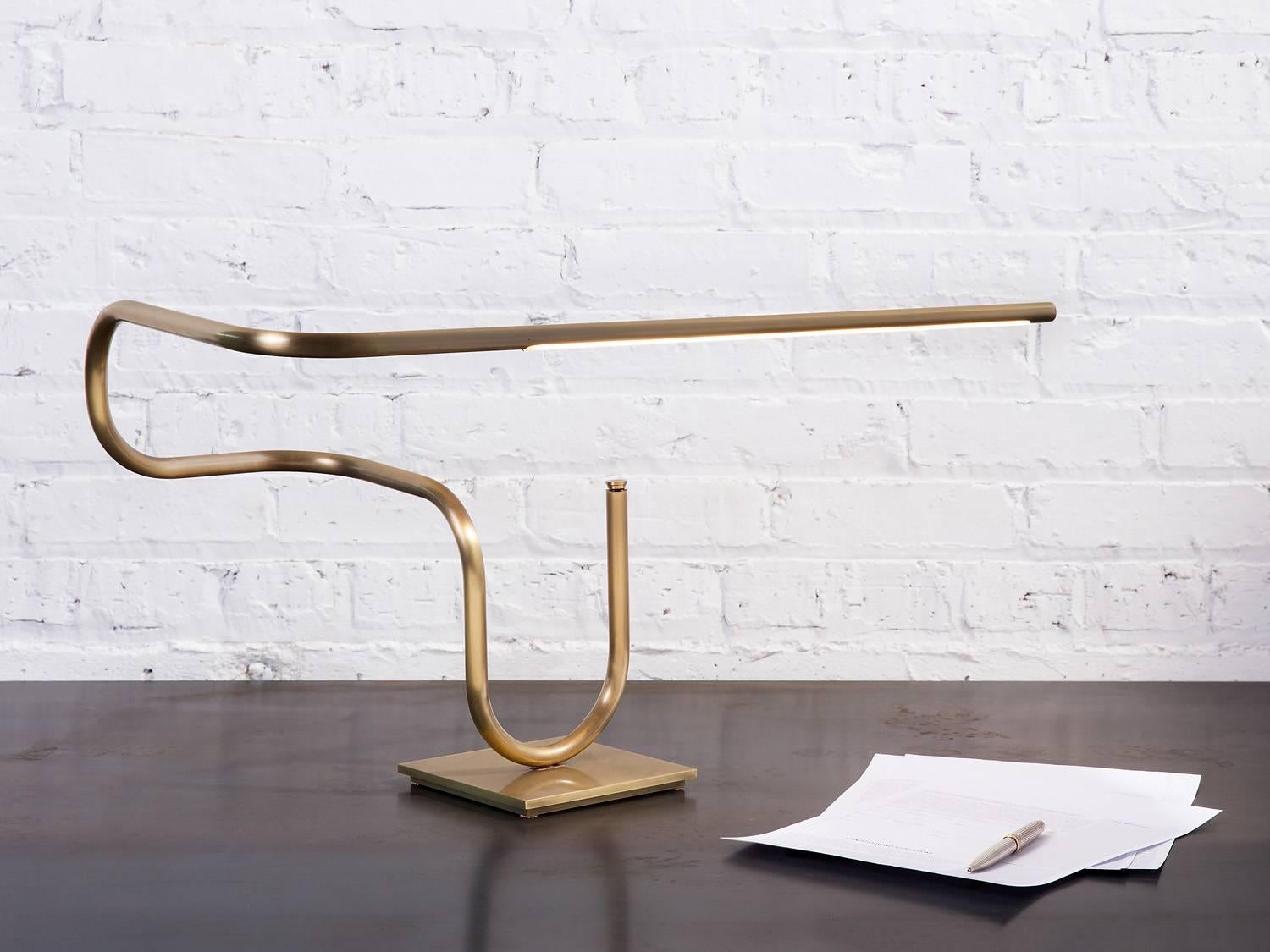 Tube-Schreibtisch-/Table-Lampe, handgefertigt aus Messing von Christopher Gentner (21. Jahrhundert und zeitgenössisch) im Angebot