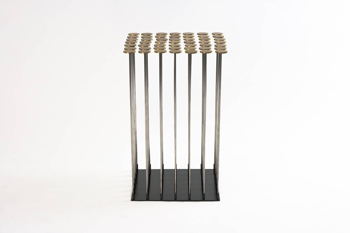 Der an Harry Bertoia angelehnte Beistelltisch Dischi ist sowohl skulptural als auch funktional. Erstaunlich stabil als Tischoberfläche, ist dieses Stück ein weidenartiges und doch architektonisches Statement, das auch in verschiedenen Formen