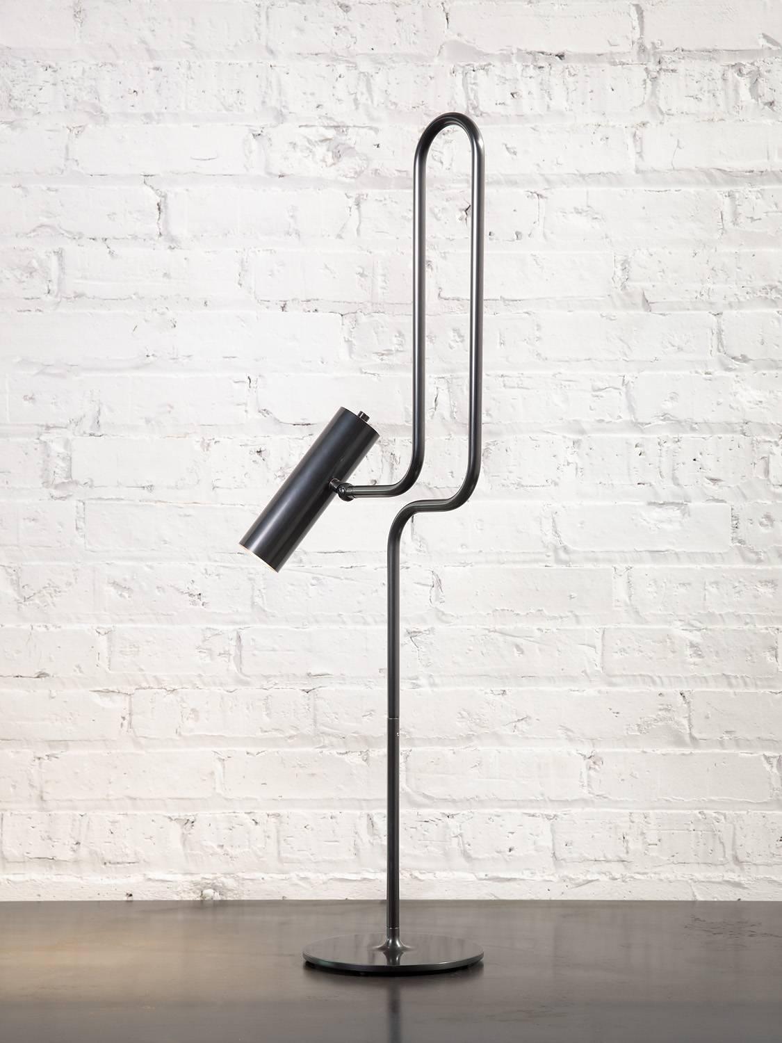 Américain Lampe de bureau ou de table LED pivotante avec bras articulés en laiton patiné en vente