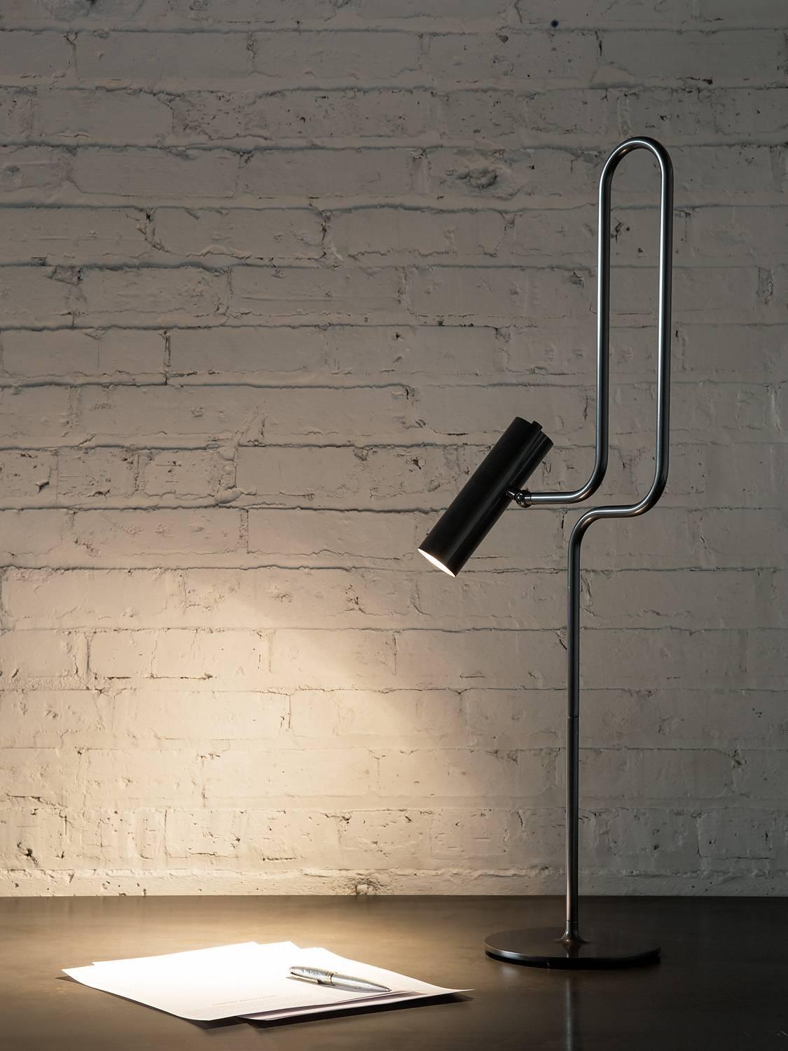 Patiné Lampe de bureau ou de table LED pivotante avec bras articulés en laiton patiné en vente
