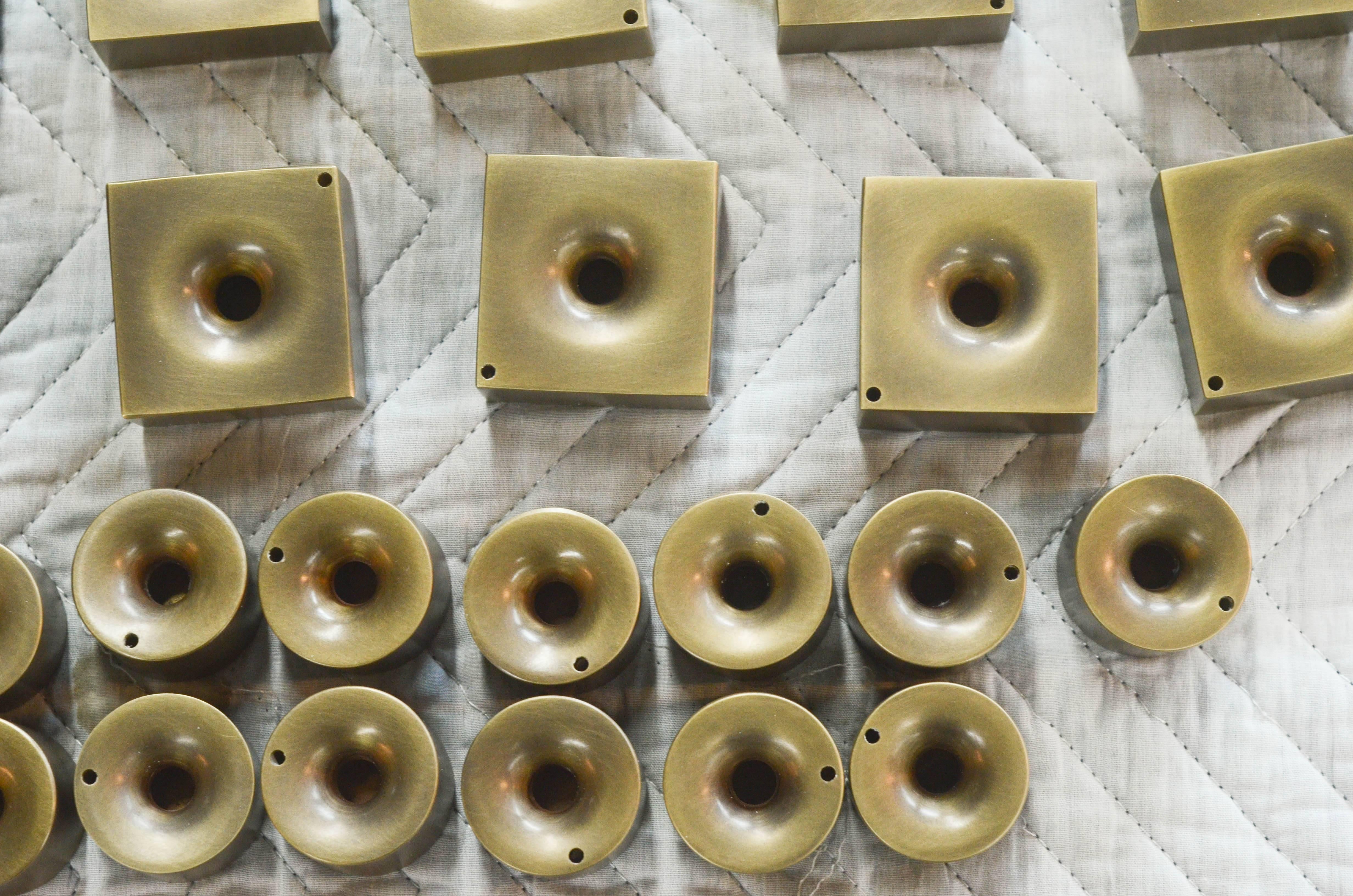 Vaso per boccioli in miniatura 2, realizzato in ottone con finitura patinata In condizioni Nuovo in vendita a Chicago, IL