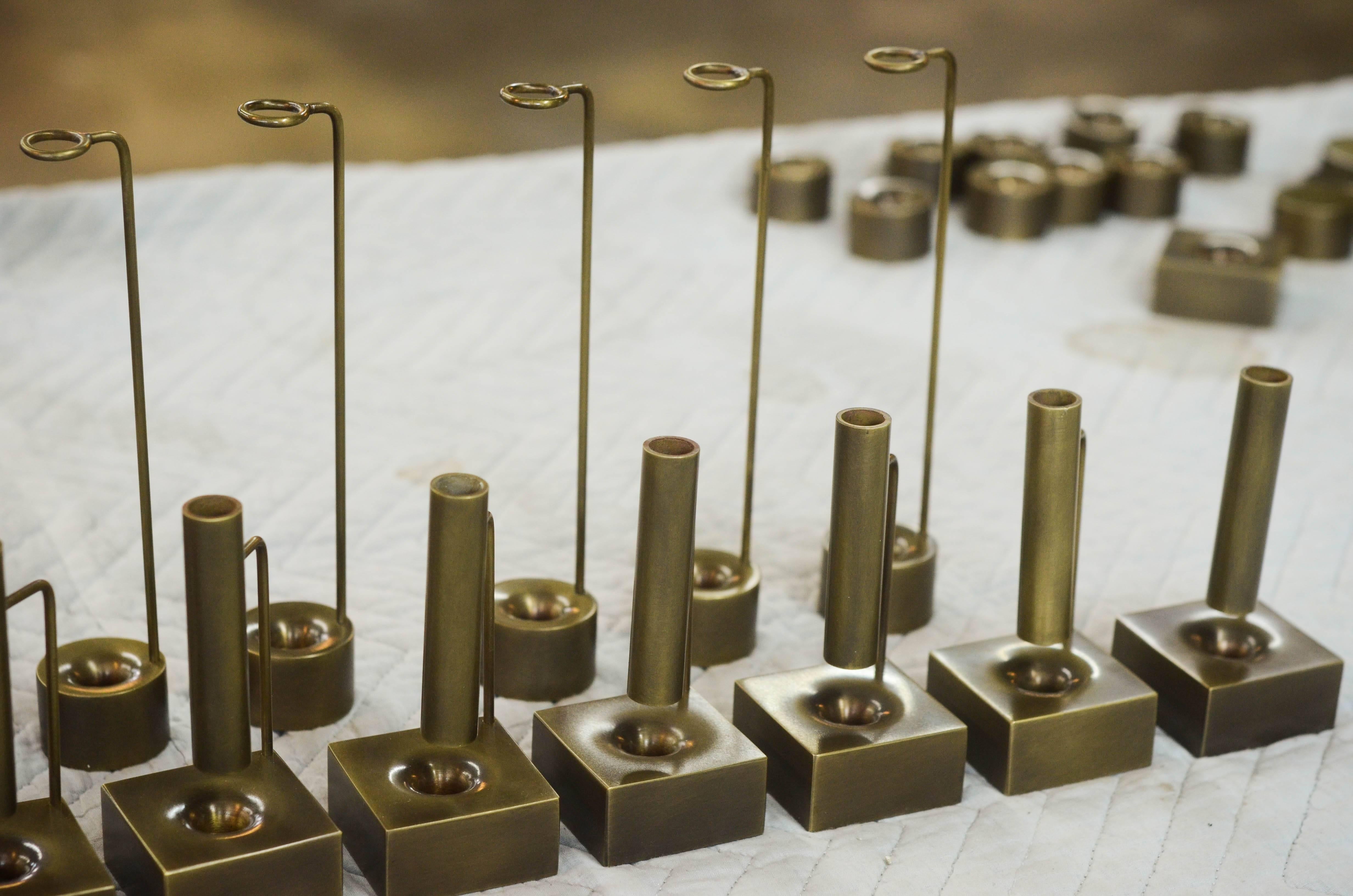 XXI secolo e contemporaneo Vaso per boccioli in miniatura 2, realizzato in ottone con finitura patinata in vendita