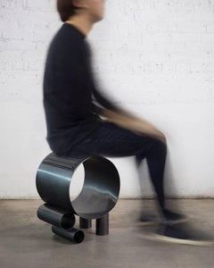 Tabouret #2 en acier inoxydable foncé et cuir