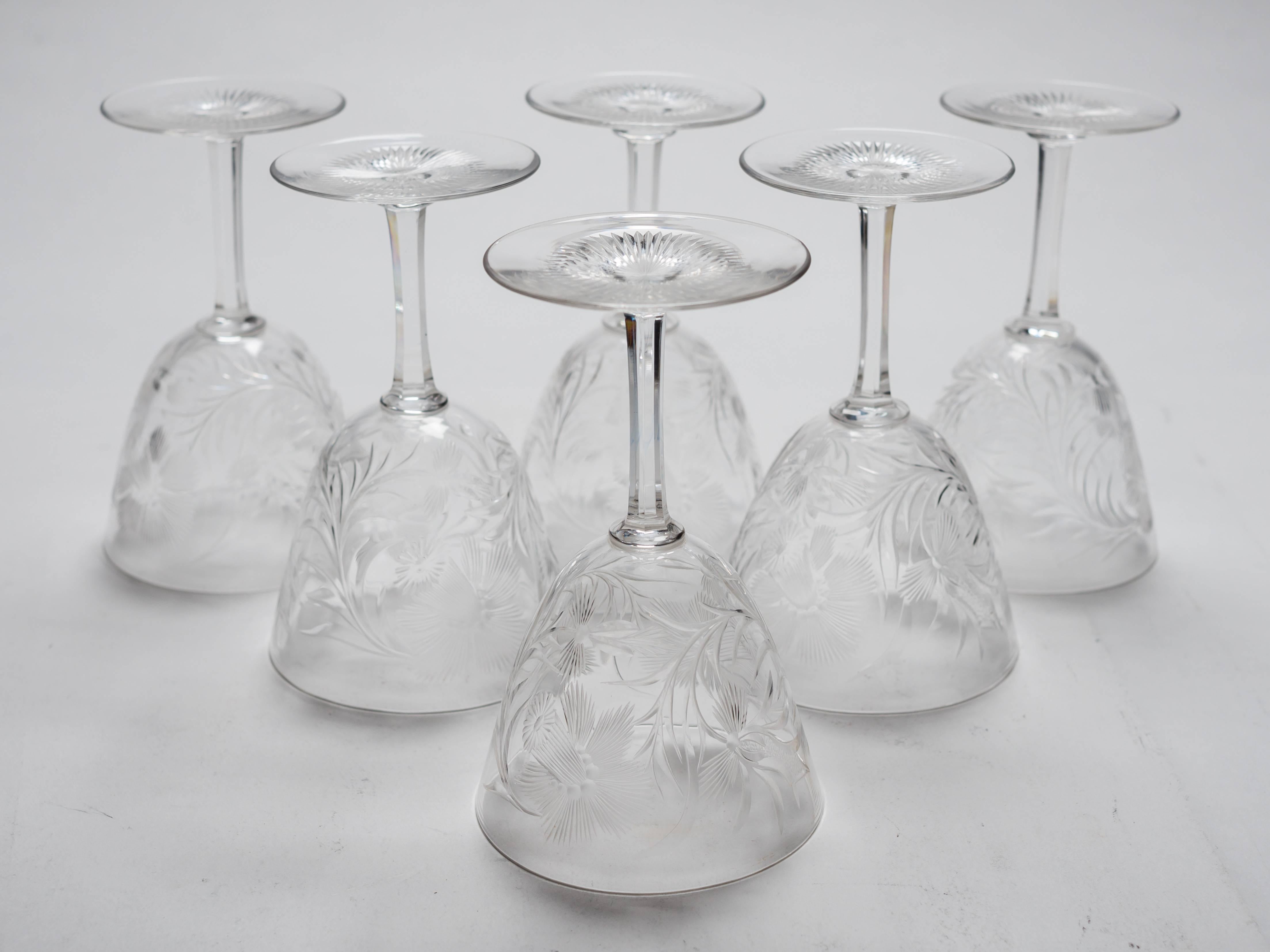 A beautiful English Edwardian set of six wine glasses with lovely intaglio flower cut-glass decoration and plain stems, circa 1905.

Total weight 558g.

