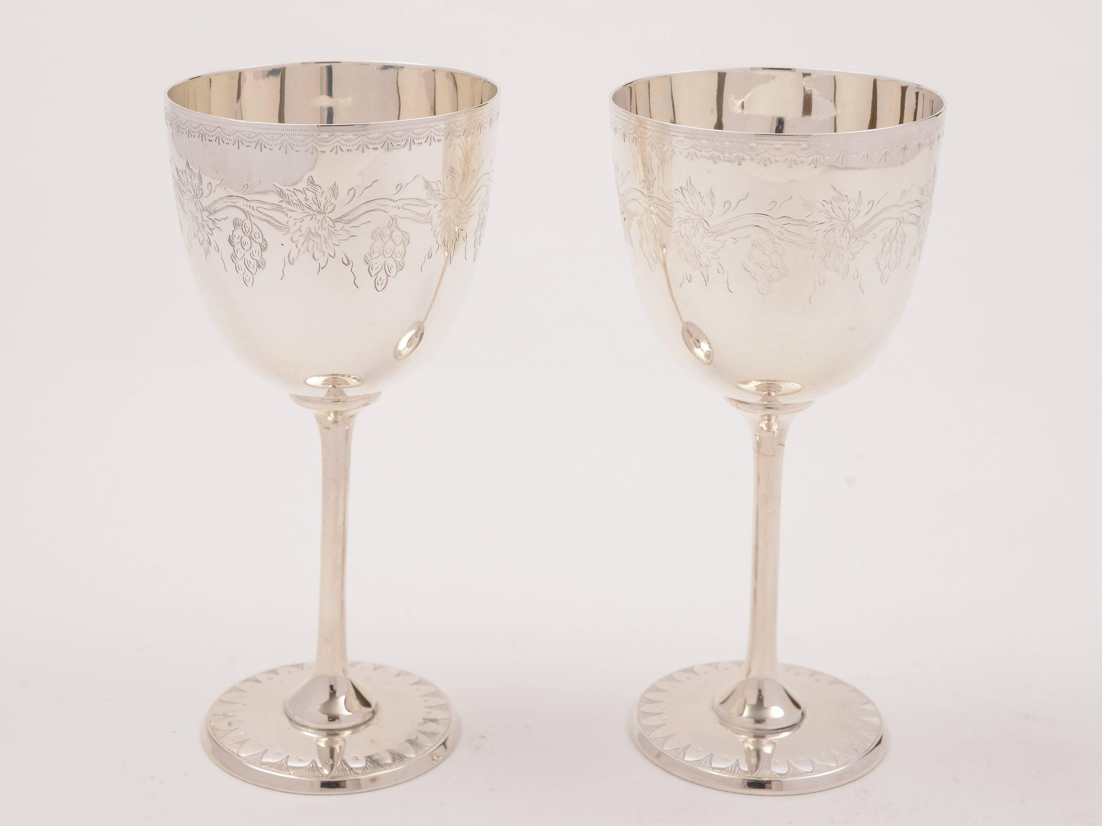 A lovely pair of English Victorian silver plated wine goblets with engraved vine and grape decoration and lion family crest to front, circa 1890.

Total weight: 260g.
   