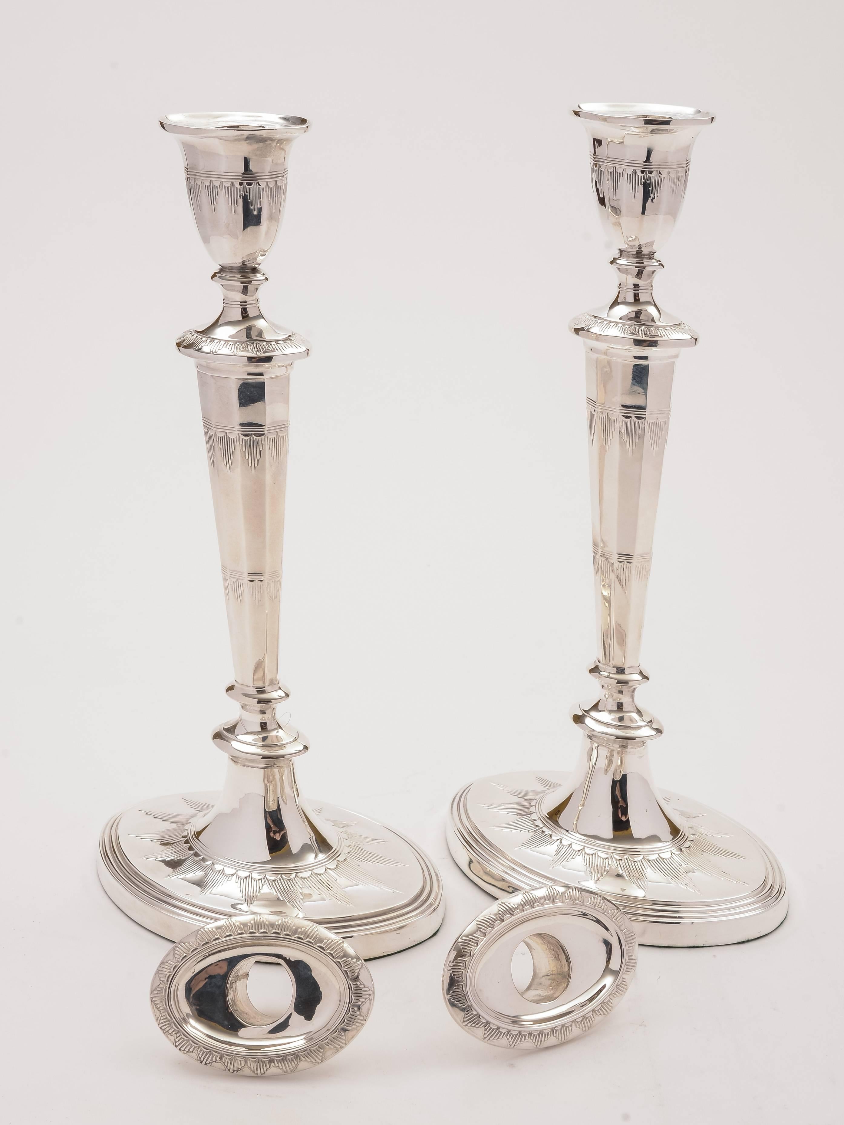A lovely large pair of English Early Victorian, oval shaped silver-on-copper plated candlesticks with detachable sconces, circa 1850.

Total weight: 1400g.

