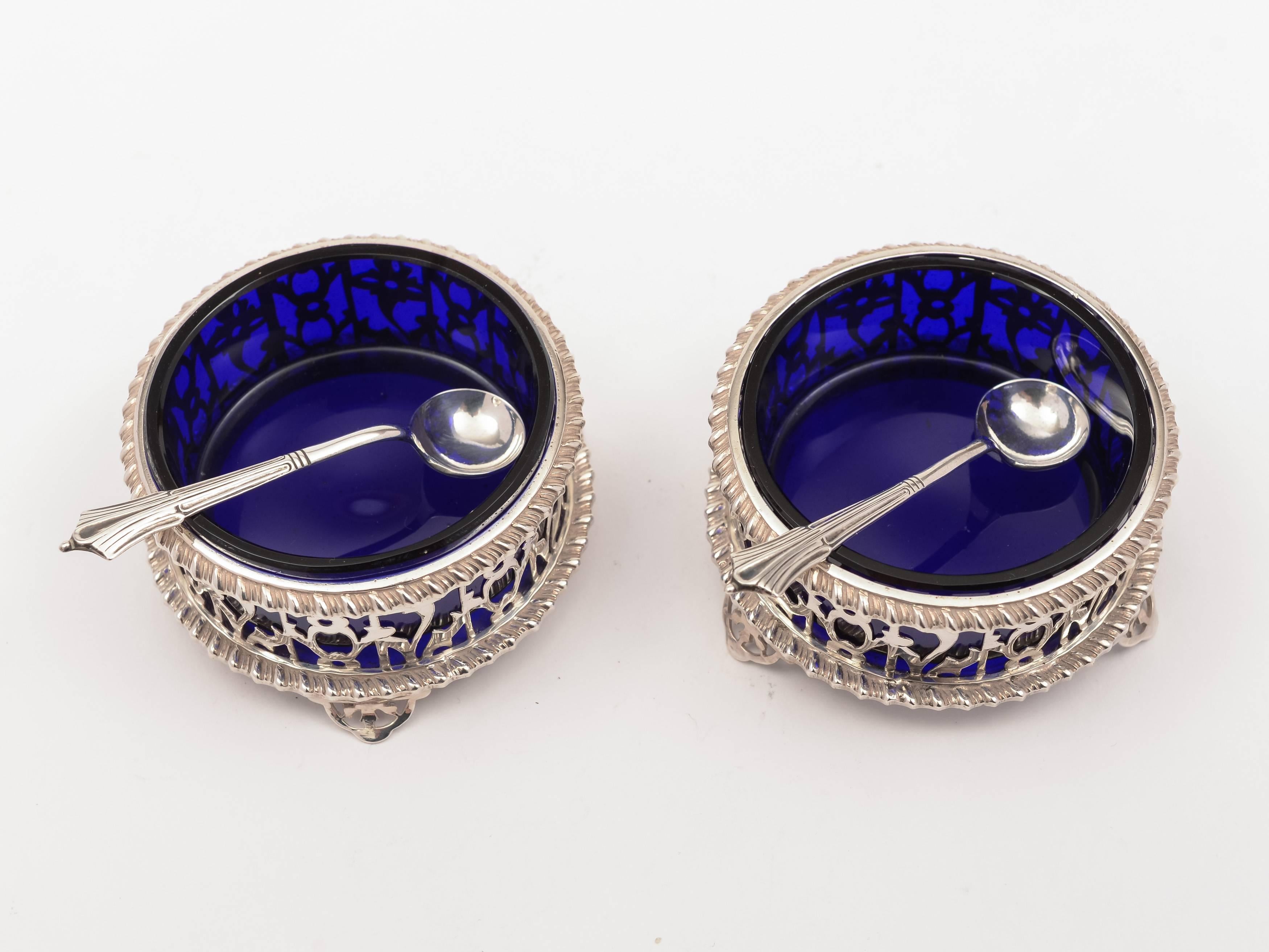 A pretty pair of English George V silver salts with pierced gallery decoration and cobalt blue glass liners and silver salt spoons. Hallmarked Birmingham 1916 and marked 'E S B' for maker E S Barnsley & Co Ltd.

Measures: Total weight 168g.
  