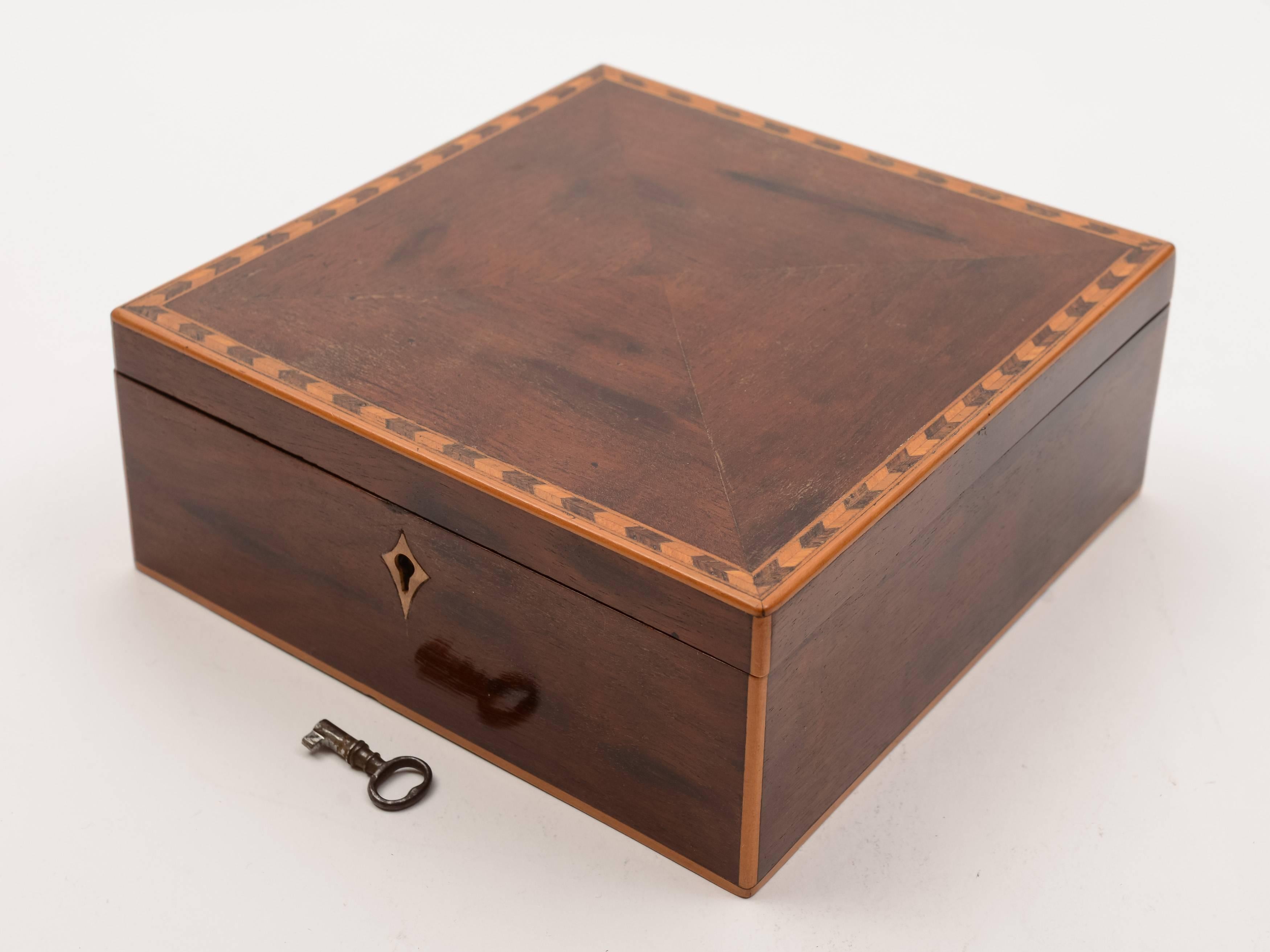 A fine English Victorian quarter-veneered mahogany jewellery box with inlaid stringing and original key which still locks, circa 1880.

Weight: 321g.
  