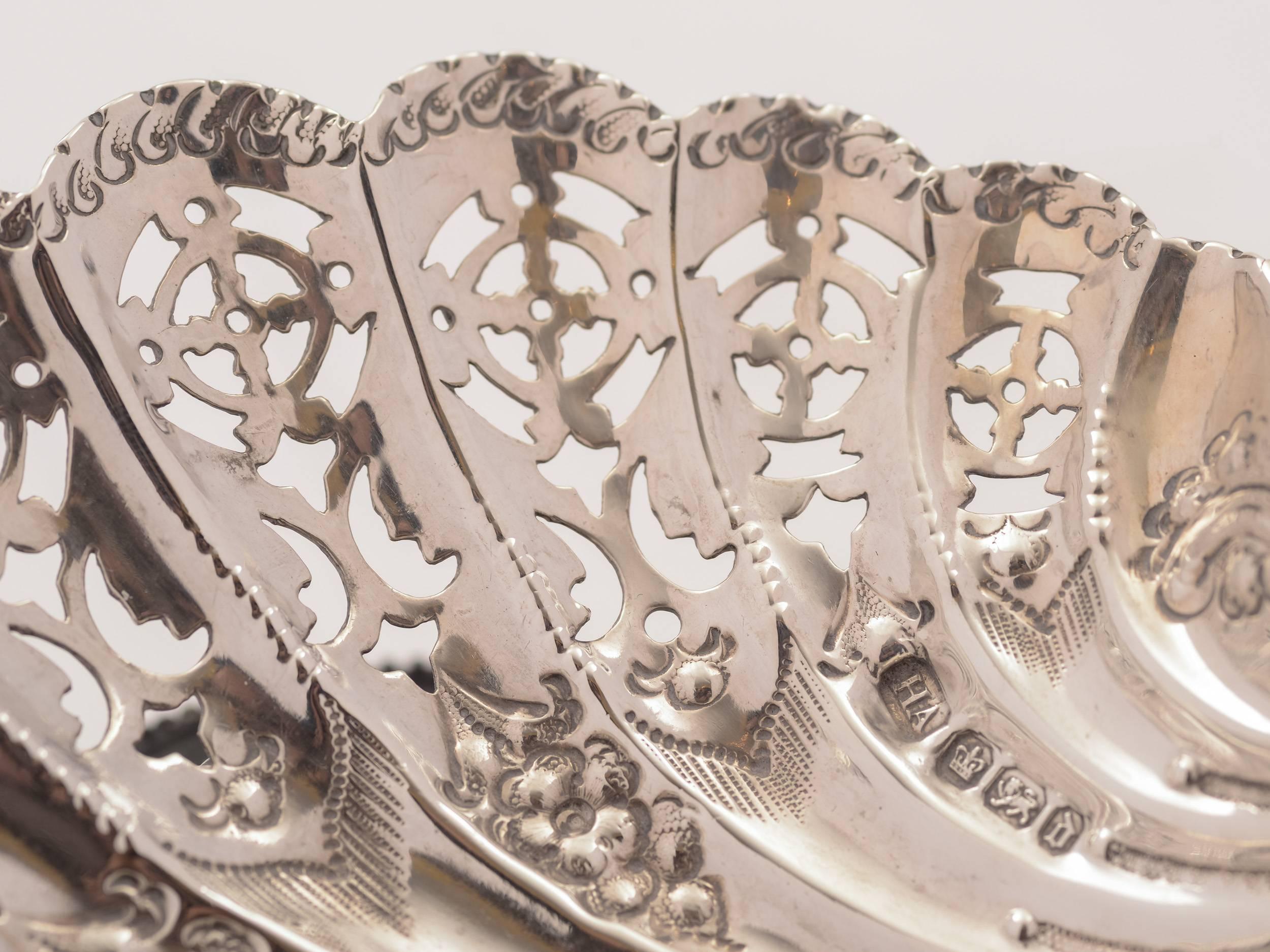 English Pair of 19th Century Victorian Silver Dishes For Sale