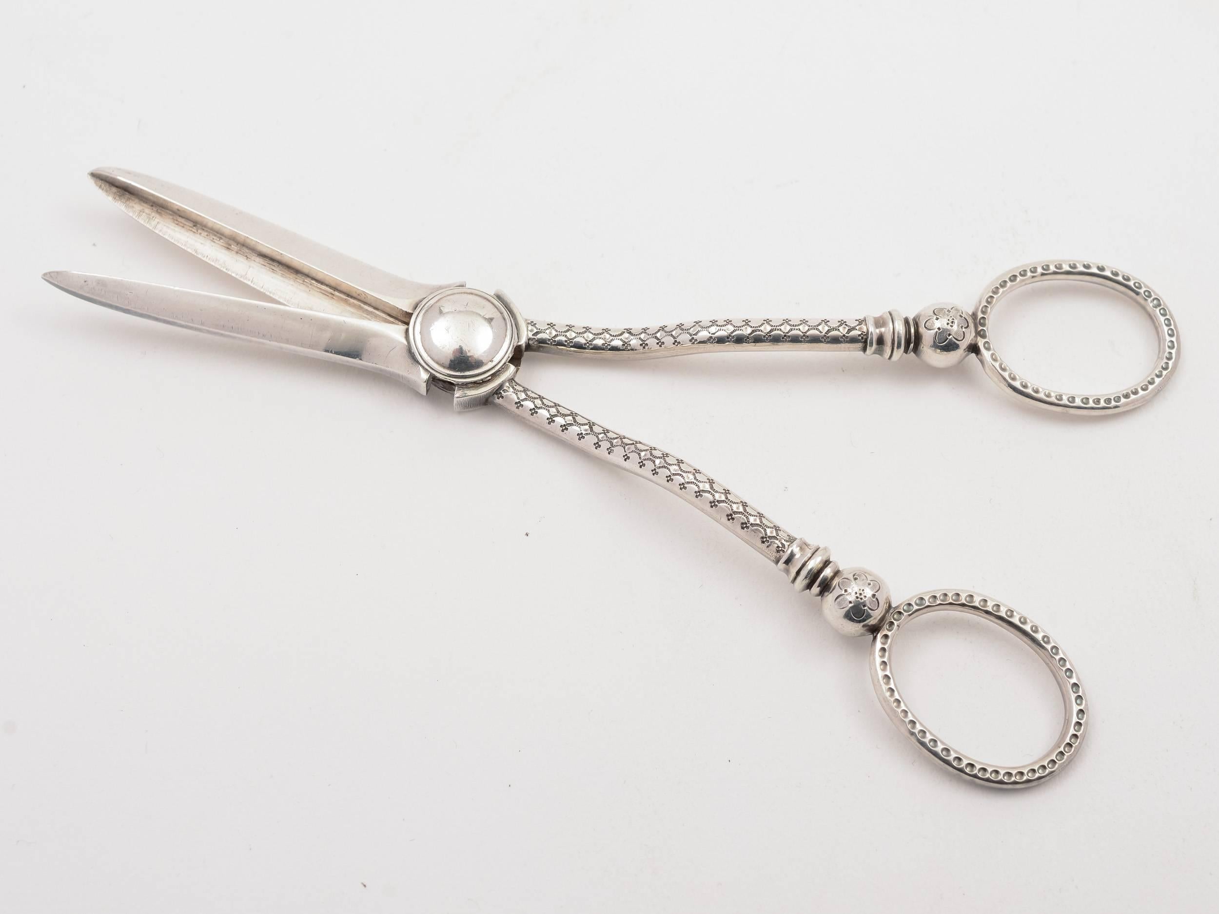 A nice cased pair of English Edwardian silver plated grape scissors with engraved decoration, circa 1905.

Total weight: 176g.

 