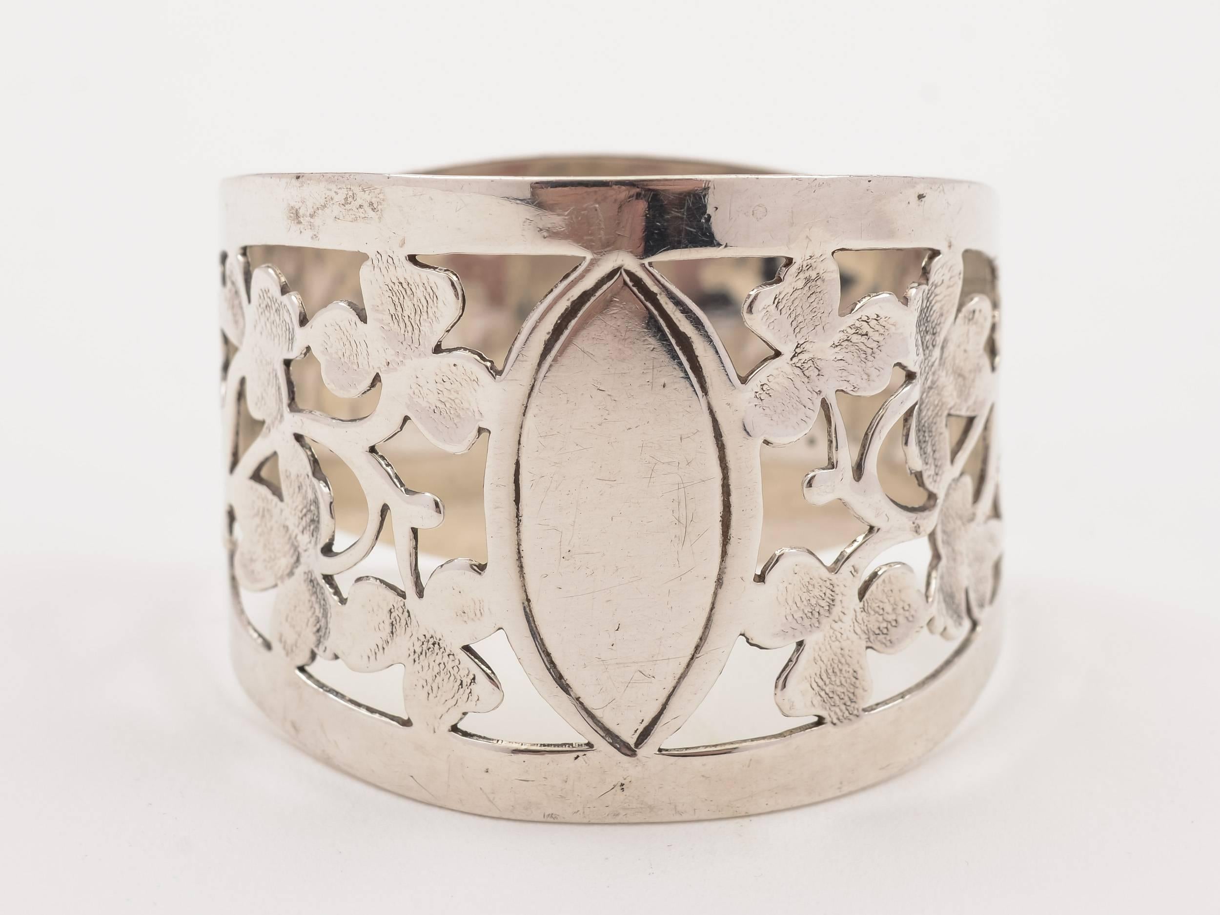 20th Century Edwardian Shamrock Design Cased Silver Napkin Ring 2