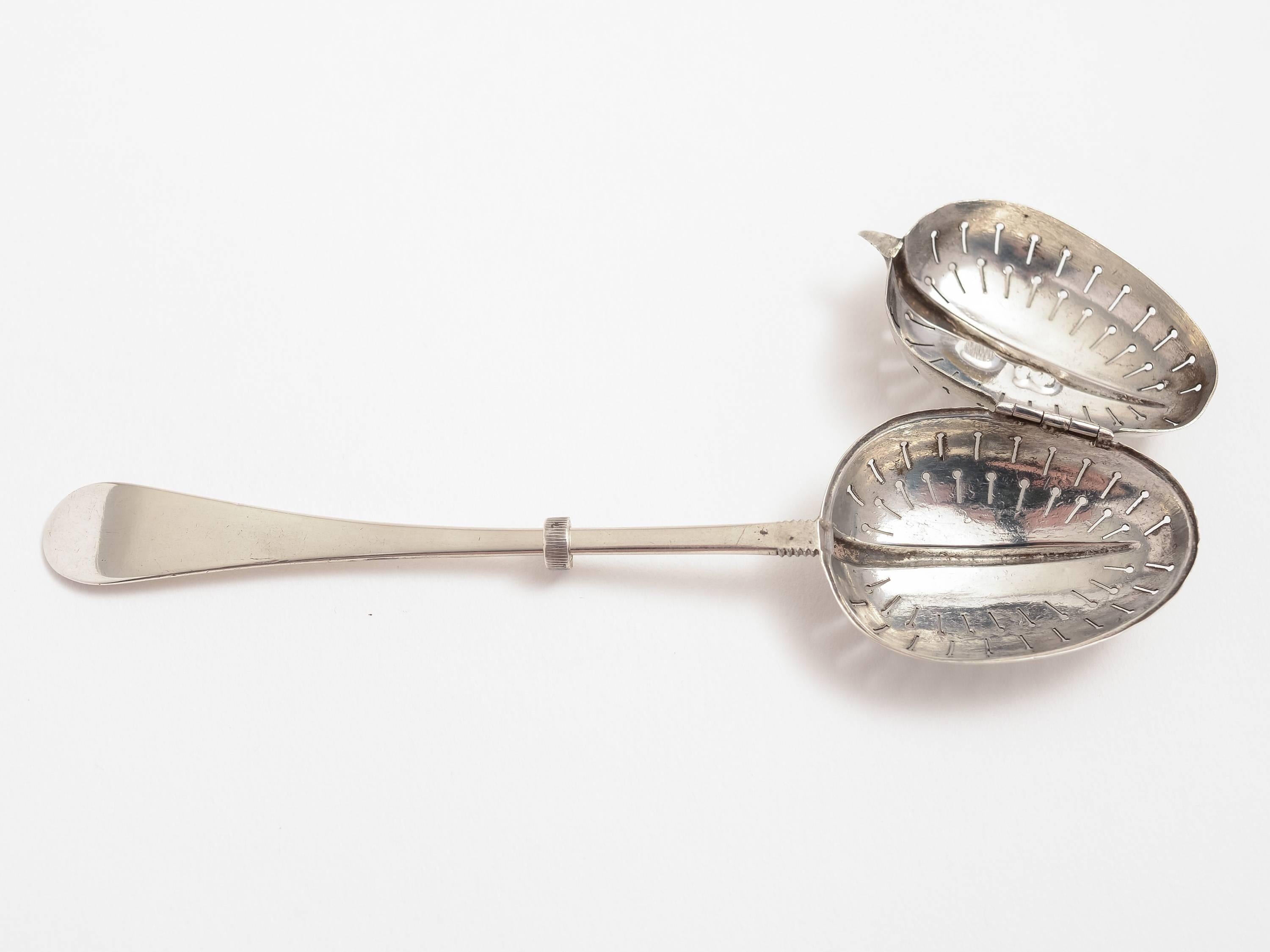 Victorian silver (teaette) patented tea infuser, patented in 1884 (Pat no. 5594). Hallmarked, London, 1893.

Silver weight: 23g.
  