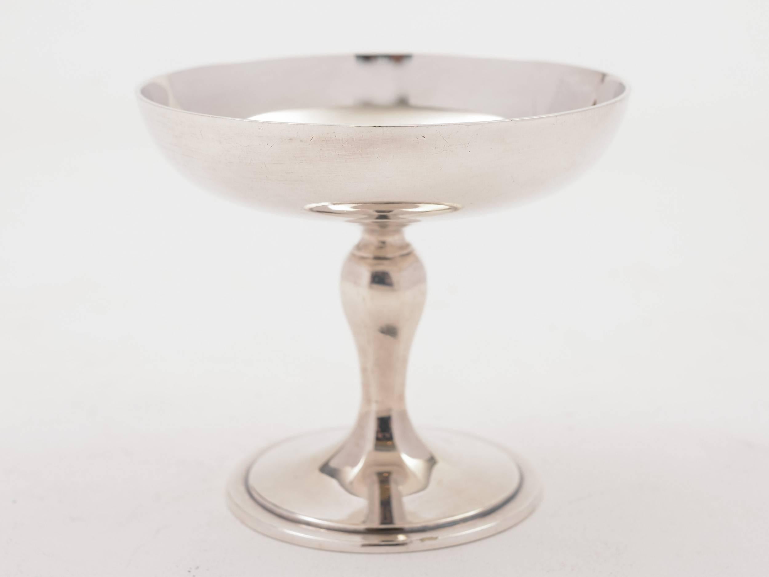 A stunning set of six English Art Deco silver plated ice cream dishes (could be used for any a range of desserts) made by the renowned maker, Elkington & Co with date letter for 1933.

Measurements:
Height: 3 1/4