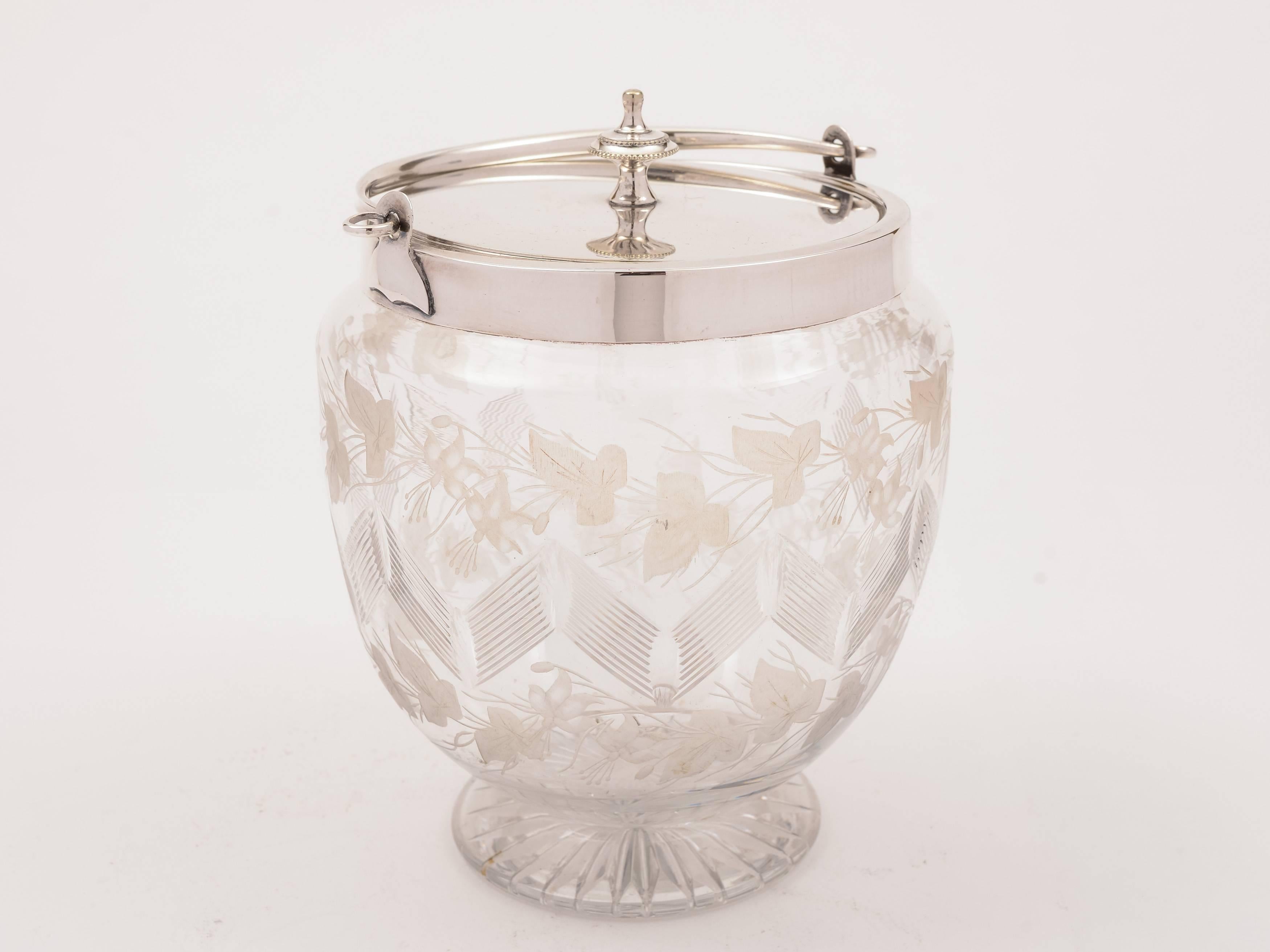 A beautiful English Edwardian cut-glass biscuit barrel with lovely etched ivy decoration, star cut base and silver plated lid with fold-down handle, circa 1905.

Weight: 782g
  