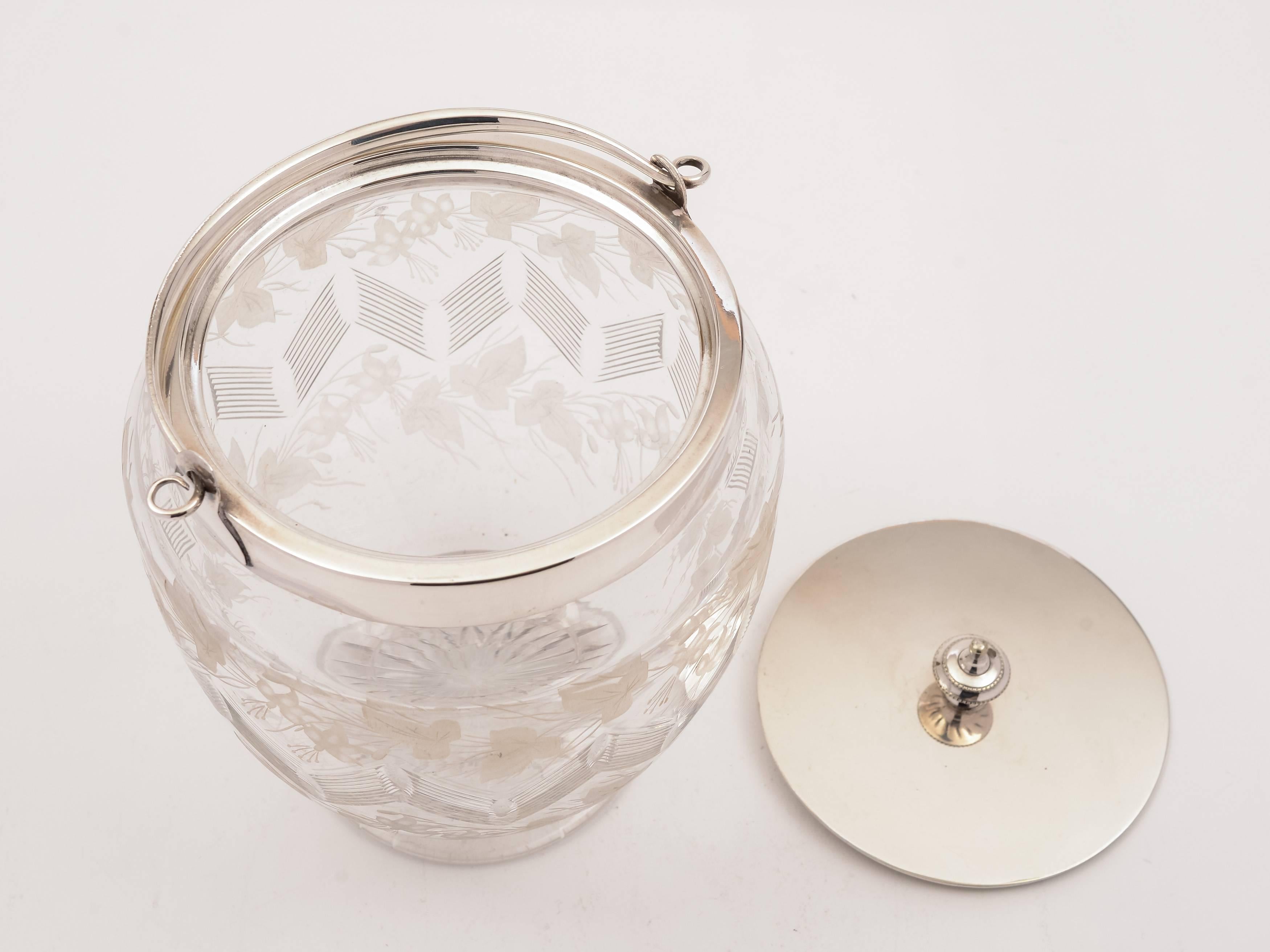 Great Britain (UK) 20th Century Edwardian Etched Glass Biscuit Barrel/Cookie Jar, circa 1905 For Sale