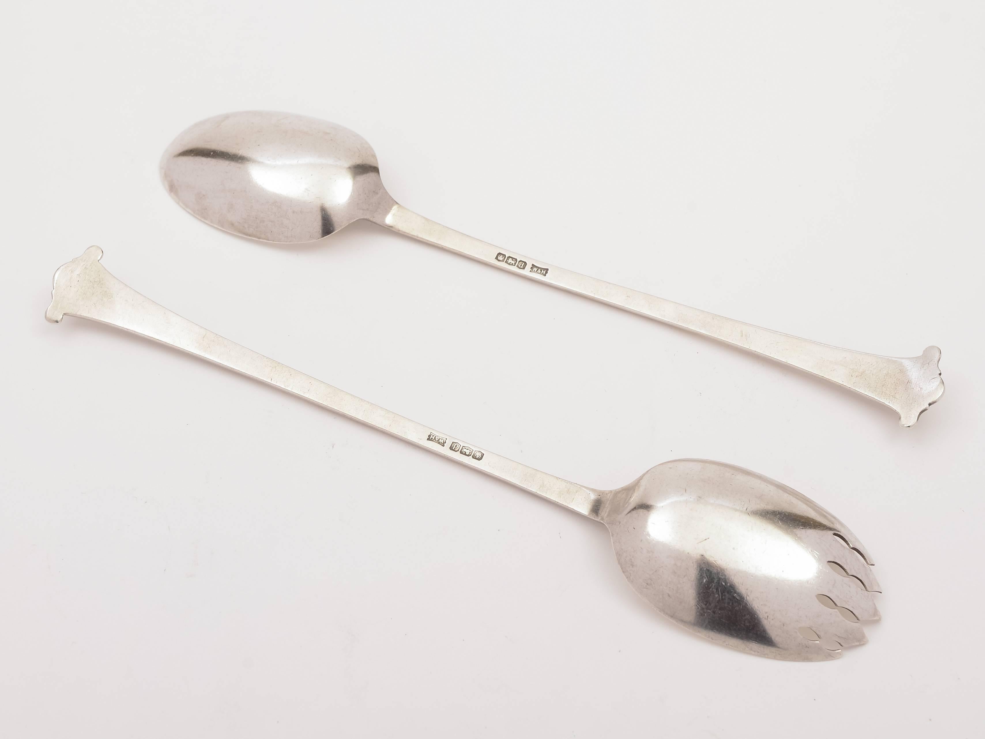 A nice pair of English Onslow pattern silver salad servers, hallmarked Sheffield 1921 and marked 'W & H' for the renowned maker Walker & Hall. 

Total weight: 170g (approx 5.5 troy ounces).
 