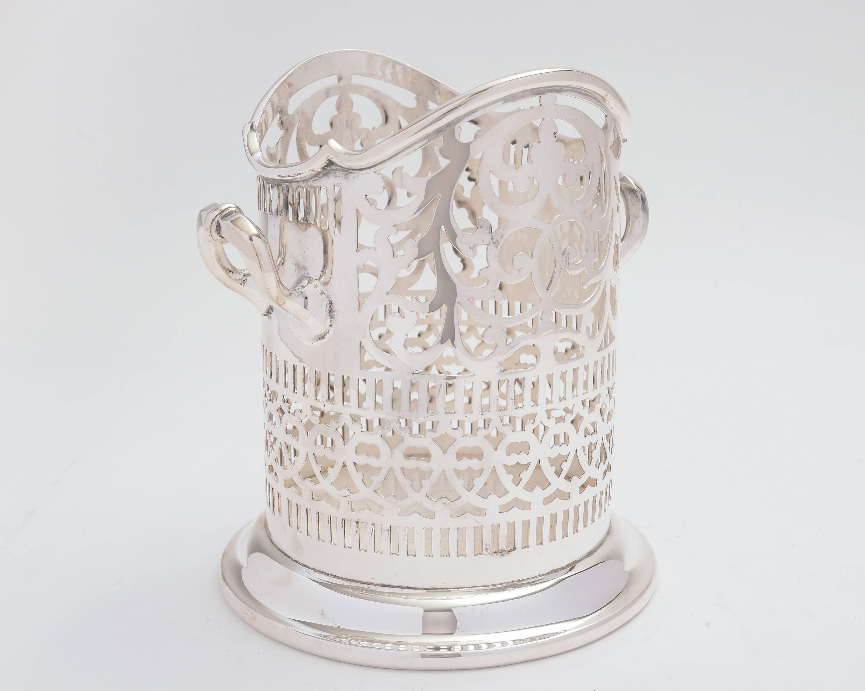 An Edwardian silver plated wine bottle holder with lovely pierced decoration. Maker is Maxfield & Sons, Enterprise Works, Sheffield, 

circa 1910 in good condition

Dimensions: 
6.5