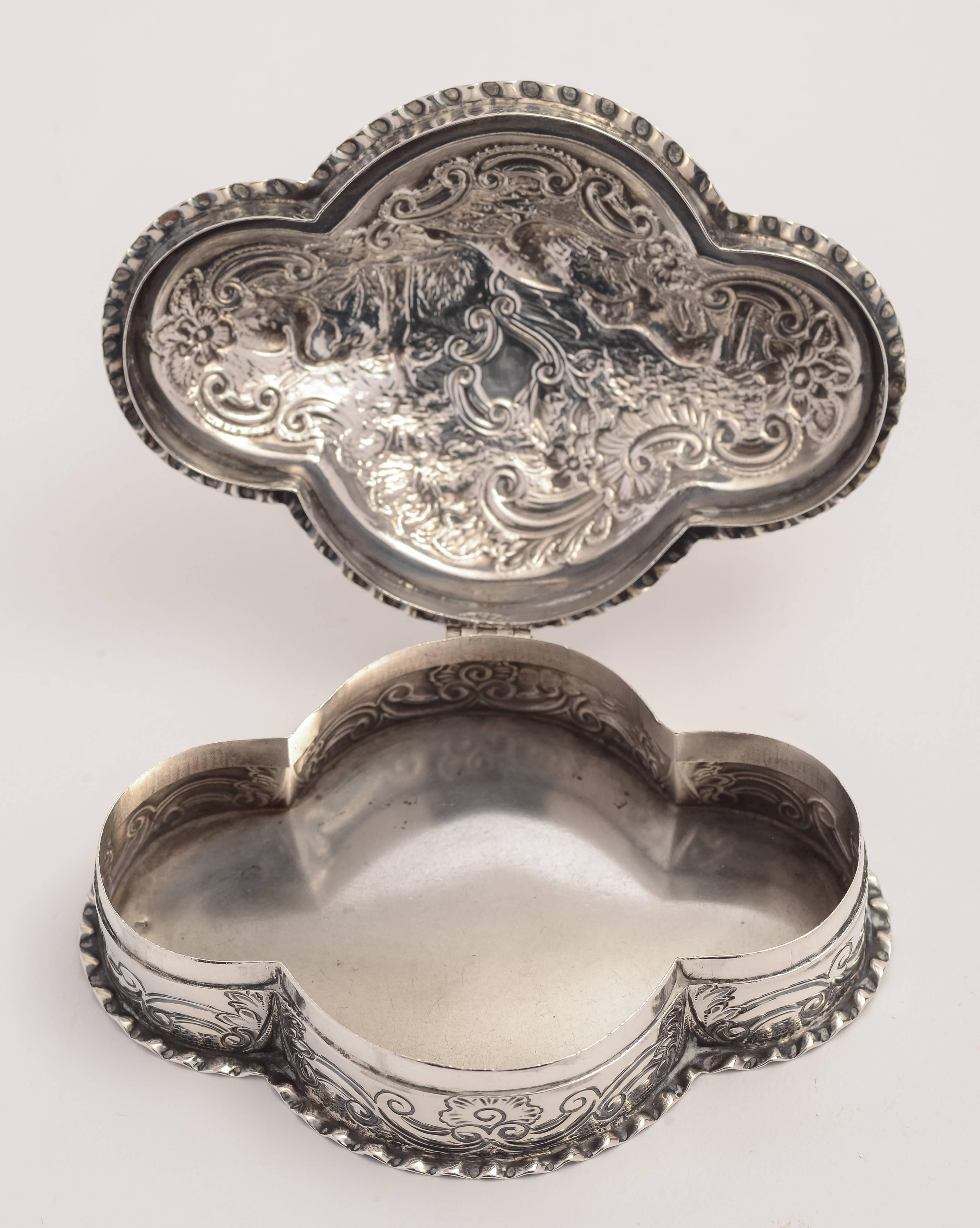 Great Britain (UK) 19th Century Victorian Silver Trinket Box, London, 1887 For Sale