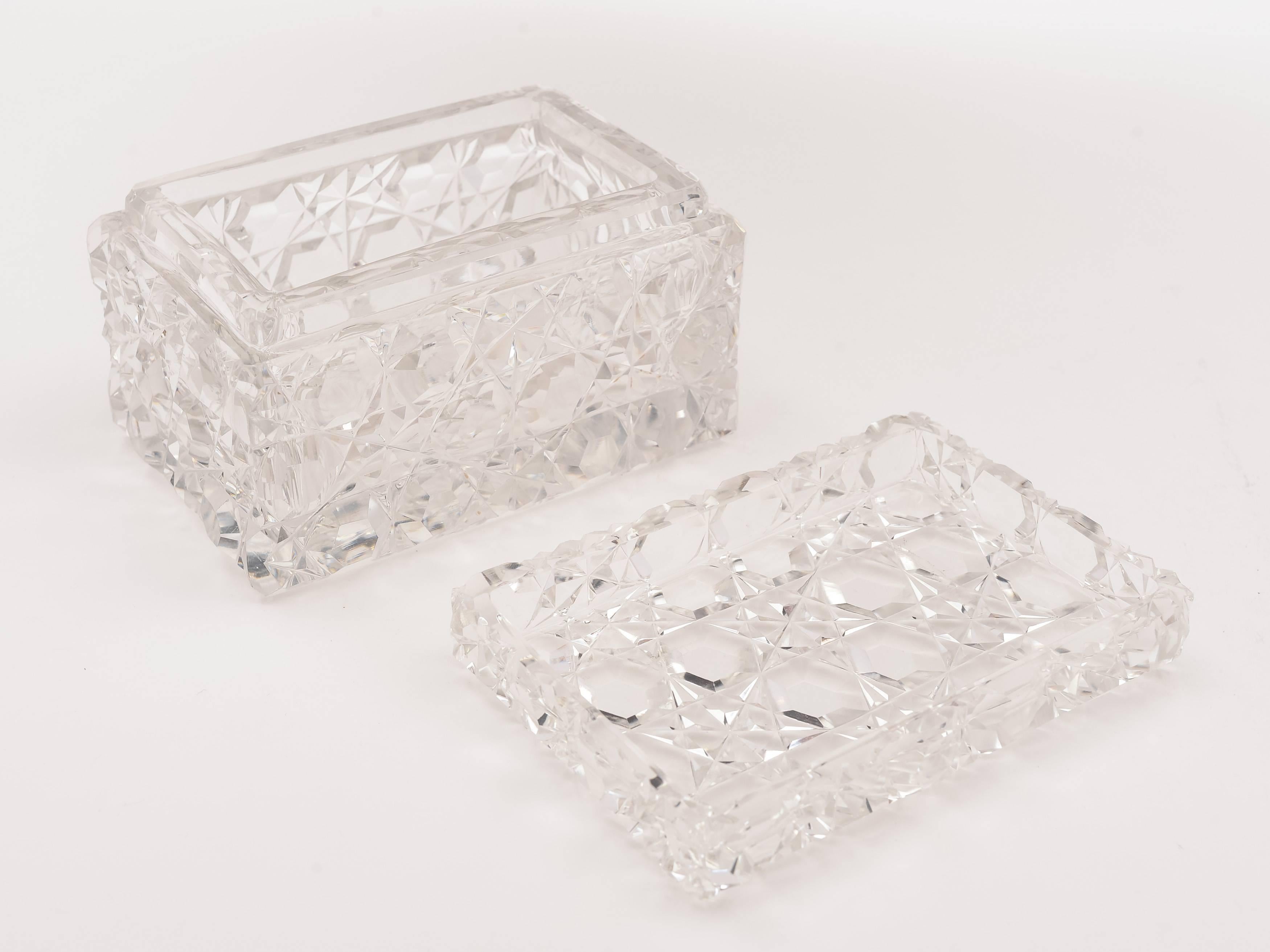A beautiful, heavy English cut crystal glass jewellery casket with pull-off lid and star cut base, circa 1900.

Free worldwide delivery.

Measurements:
Height 3