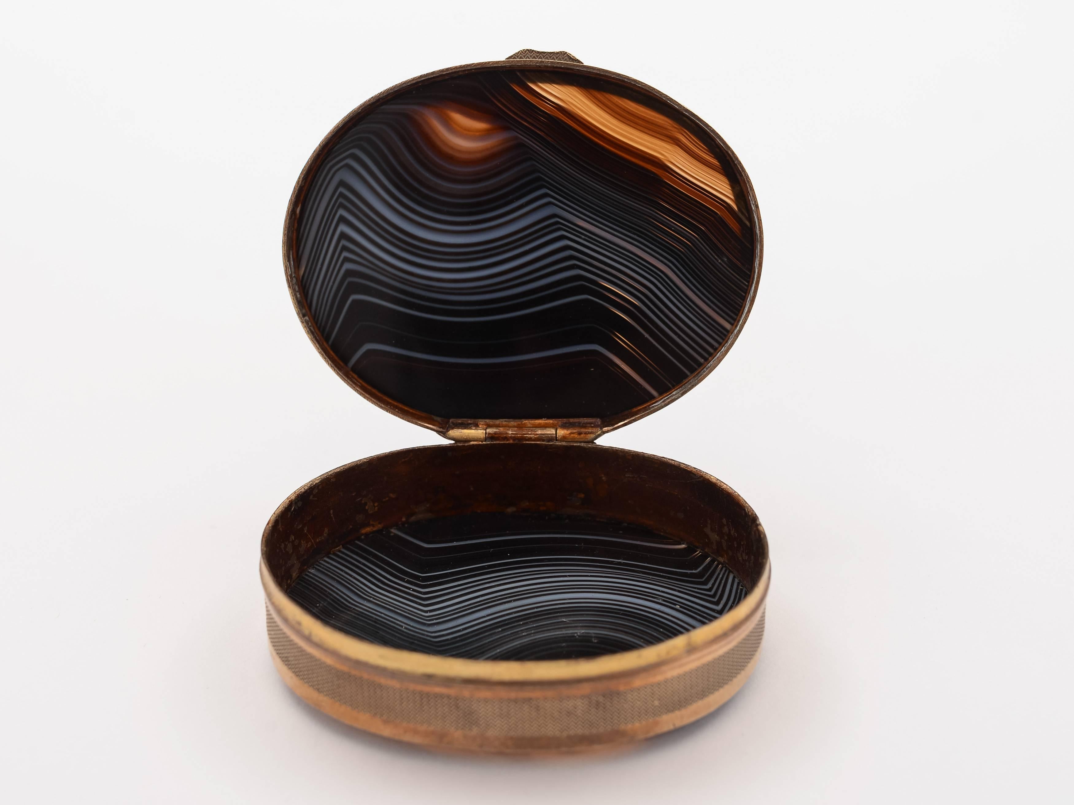 A lovely European agate and brass oval snuff box with tight-fitting hinged lid and agate to lid and base. Has engine-turned decoration to the brass, circa 1900.

Free worldwide delivery. 

Measurements:
Height: 3 1/4