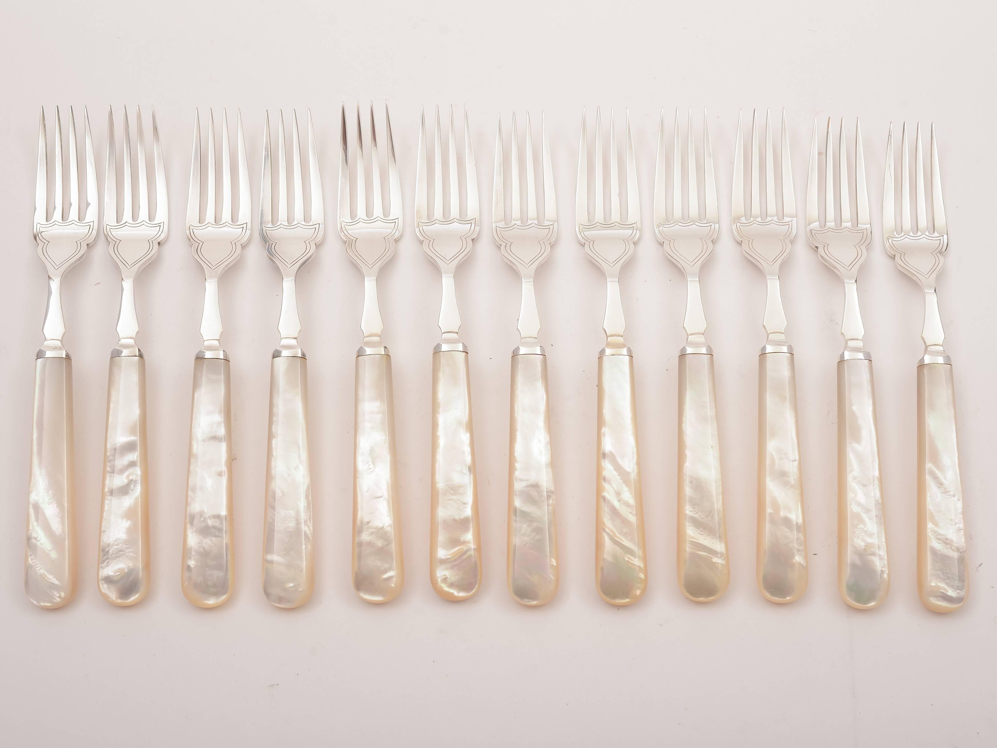 European Edwardian Cased Mother-of-Pearl Fish Set, circa 1905 For Sale