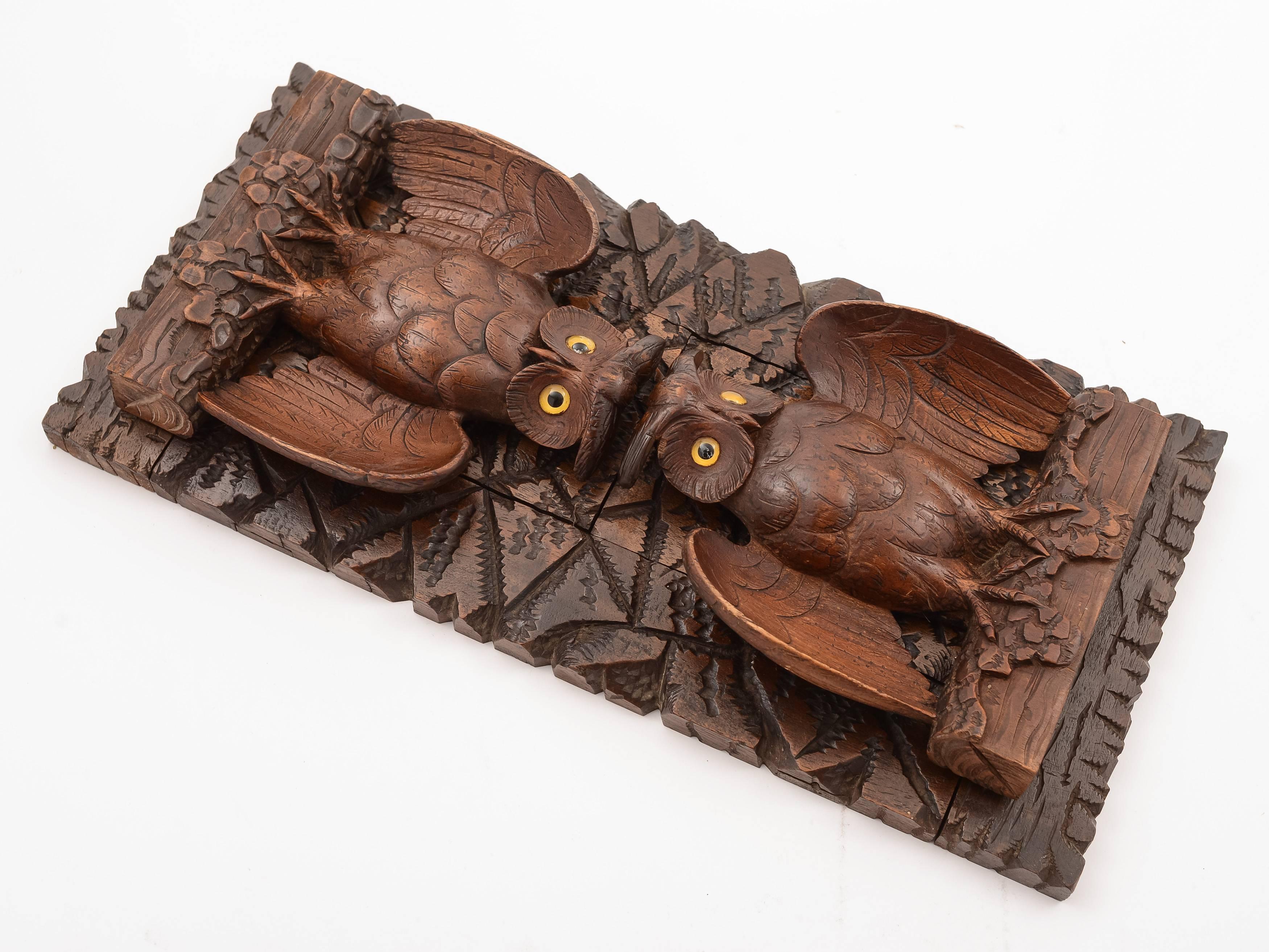 A stunning carved black forest pine owl book slide with owls to either end which have glass eyes. Extends and can be folded flat, circa 1900.

  

Measurements:
Height (owls up) 7